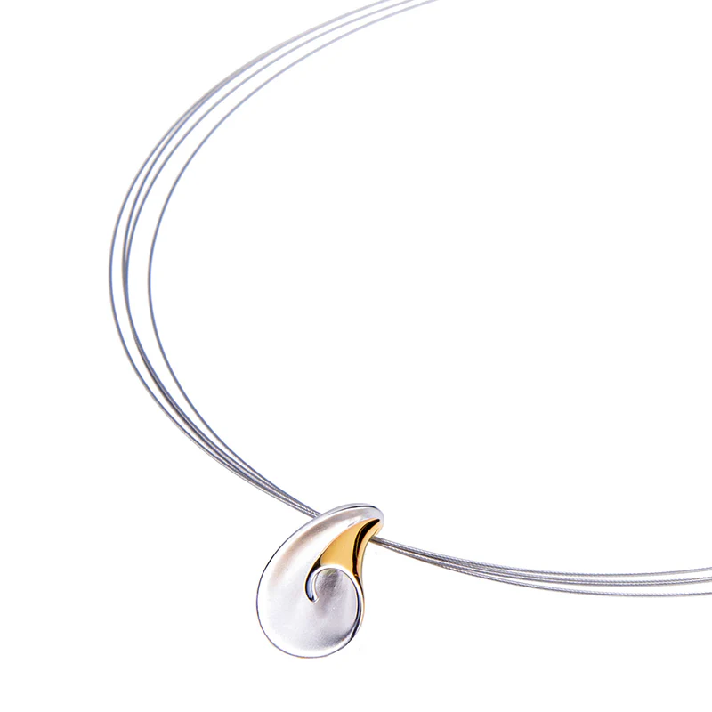 Ga helemaal in stijl de deur uit met dit prachtige collier van Gala Design. De hanger is gemaakt van 925 zilver en Gold-plated elementen.  Maak je look helemaal compleet en combineer ze met de andere sieraden van de Cylinder Gold Collectie.