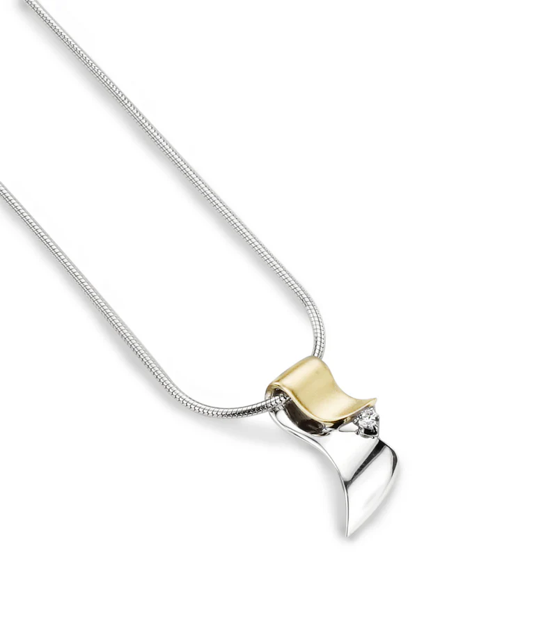 Ga helemaal in stijl de deur uit met dit prachtige collier van Gala Design. De hanger is gemaakt van 925 zilver en 925 zilver Gold-Plated en heeft mooie zirkonia steentjes.  Maak je look helemaal compleet en combineer ze met de andere sieraden van de Veil Collectie.
