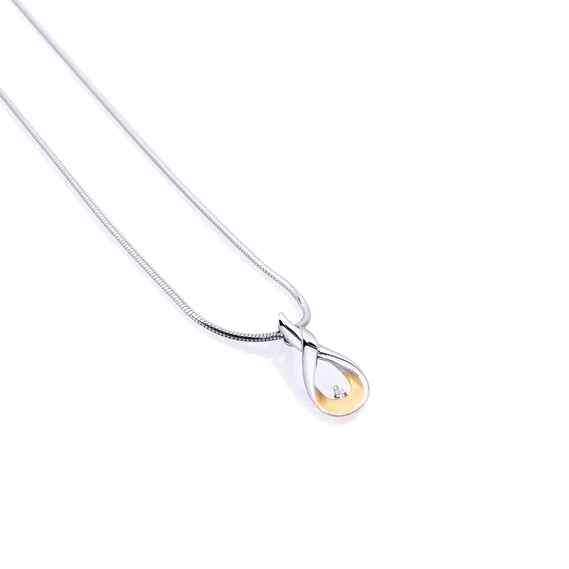 Ga helemaal in stijl de deur uit met dit prachtige collier van Gala Design. De hanger is gemaakt van 925 zilver en 925 zilver Gold-Plated en heeft mooie zirkonia steentjes.  Maak je look helemaal compleet en combineer ze met de andere sieraden van de Strong Collectie.