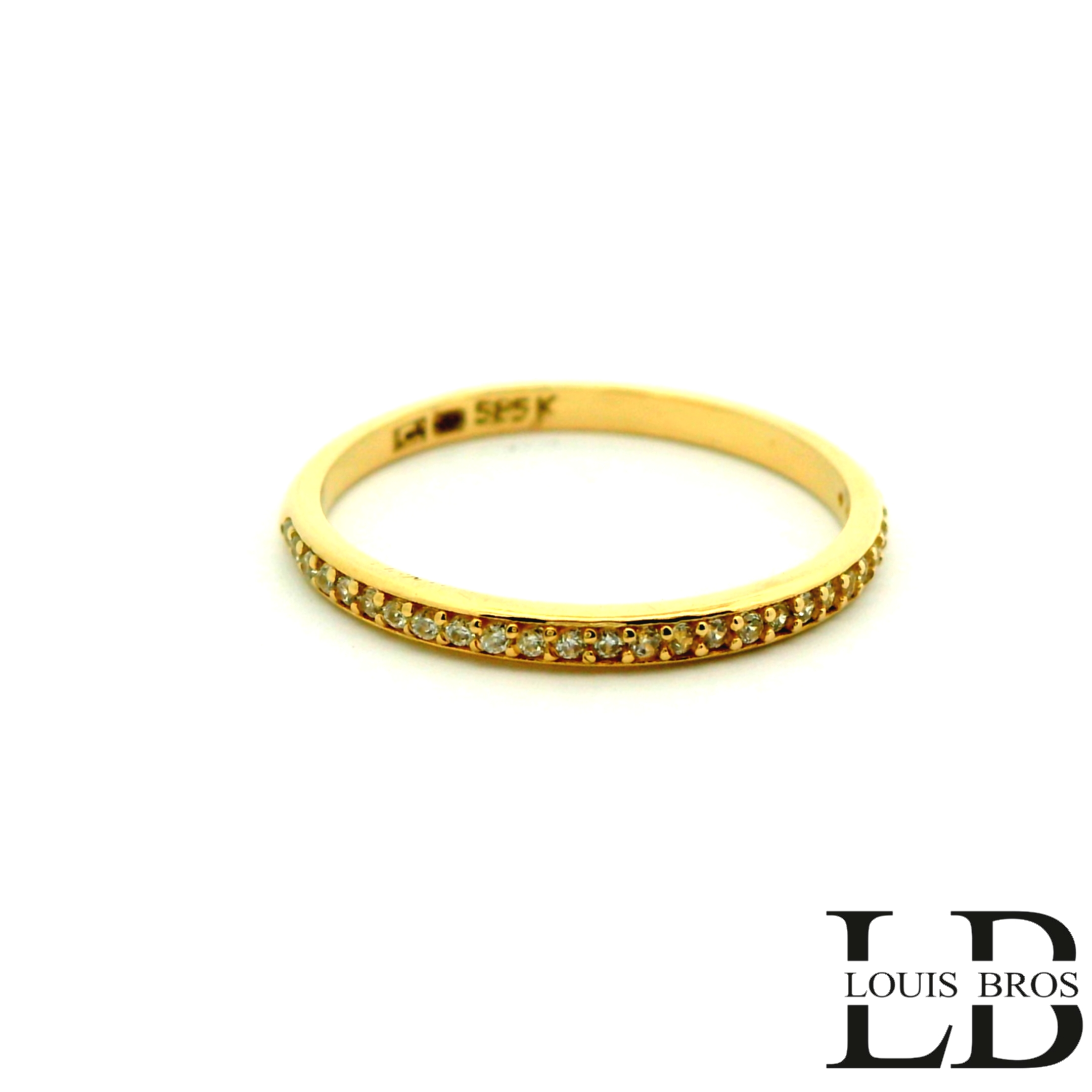 Deze subtiele ring van 14 karaat geelgoud (1.36 gr) straalt tijdloze elegantie uit. De fijn gezette zirkonia&rsquo;s zorgen voor een delicate schittering die het warme geelgoud prachtig accentueert, zonder te overheersen. Dankzij het slanke en minimalistische ontwerp is de ring comfortabel om dagelijks te dragen en perfect te combineren met andere sieraden. Een stijlvolle en ingetogen ring voor wie houdt van verfijnde luxe.
De ring is verkrijgbaar in meerdere afmetingen.