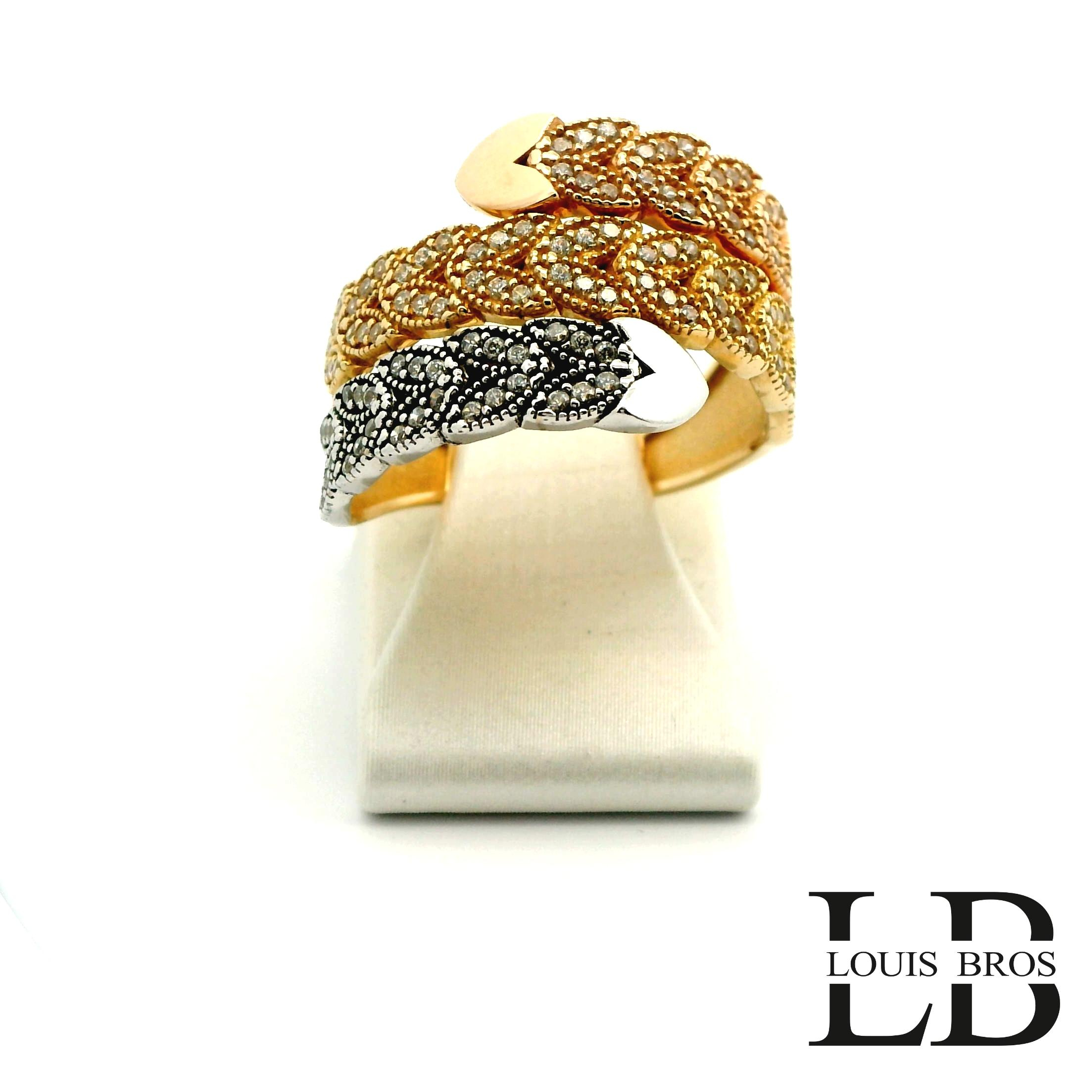 Deze bijzondere ring van 14 karaat goud (5.40 gr) is een echte blikvanger dankzij het rijke en verfijnde ontwerp. De ring is opgebouwd uit overlappende, bladvormige elementen die royaal zijn bezet met fonkelende zirkonia&rsquo;s. De combinatie van geelgoud met witgouden accenten geeft de ring extra diepte en een luxe, dynamische uitstraling. De subtiele glans van de zirkonia&rsquo;s zorgt voor een schitterend lichtspel, terwijl het ambachtelijke ontwerp klasse en elegantie uitstraalt. Een opvallend maar stijlvol sieraad, perfect voor speciale gelegenheden of als statement piece.
De ring is verkrijgbaar in meerdere afmetingen.