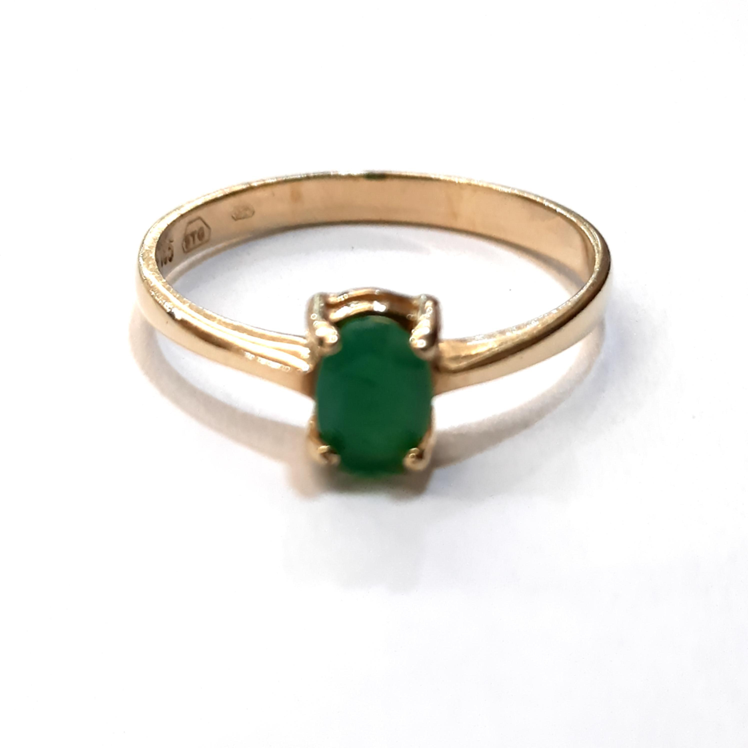 De gouden ring, modelnummer BREA-0002560, is een verfijnd sieraad van 14-karaats goud. Met een smaragd als middelpunt straalt deze ring klasse en elegantie uit. Perfect voor een verfijnde look bij speciale gelegenheden of als dagelijkse eyecatcher. Draag hem solo voor een subtiel effect of combineer met andere sieraden voor een gedurfd statement.