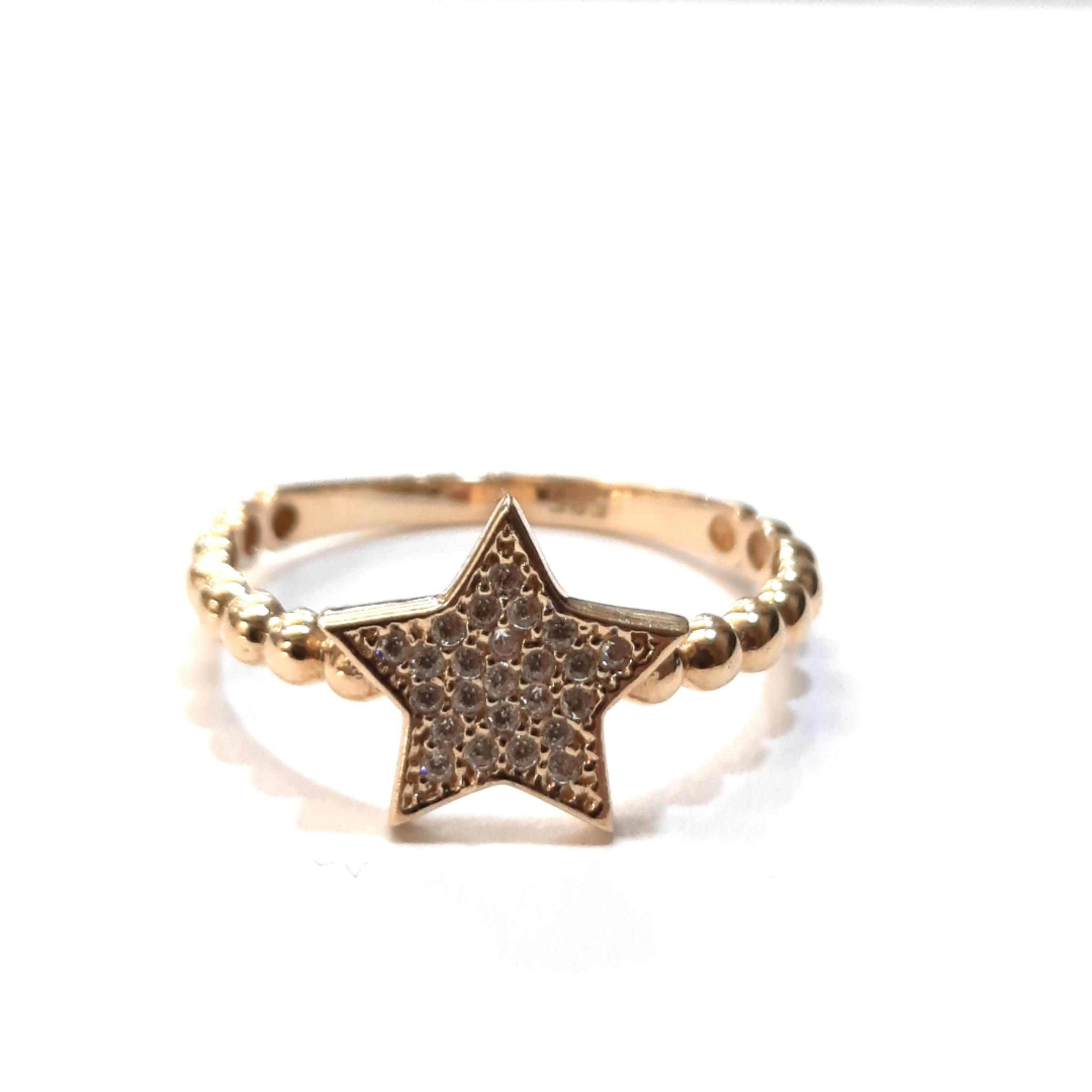 Product: Gouden Ring 14kt (Modelnummer: BREA-000891)

Deze stijlvolle 14-karaats gouden ring met modelnummer BREA-000891 straalt elegantie uit. De ringmaat is 55 en komt in een prachtige goudkleur. Perfect voor elke gelegenheid, draag deze ring alleen of combineer met andere sieraden voor een verfijnde look. Een tijdloze toevoeging aan je sieradencollectie.