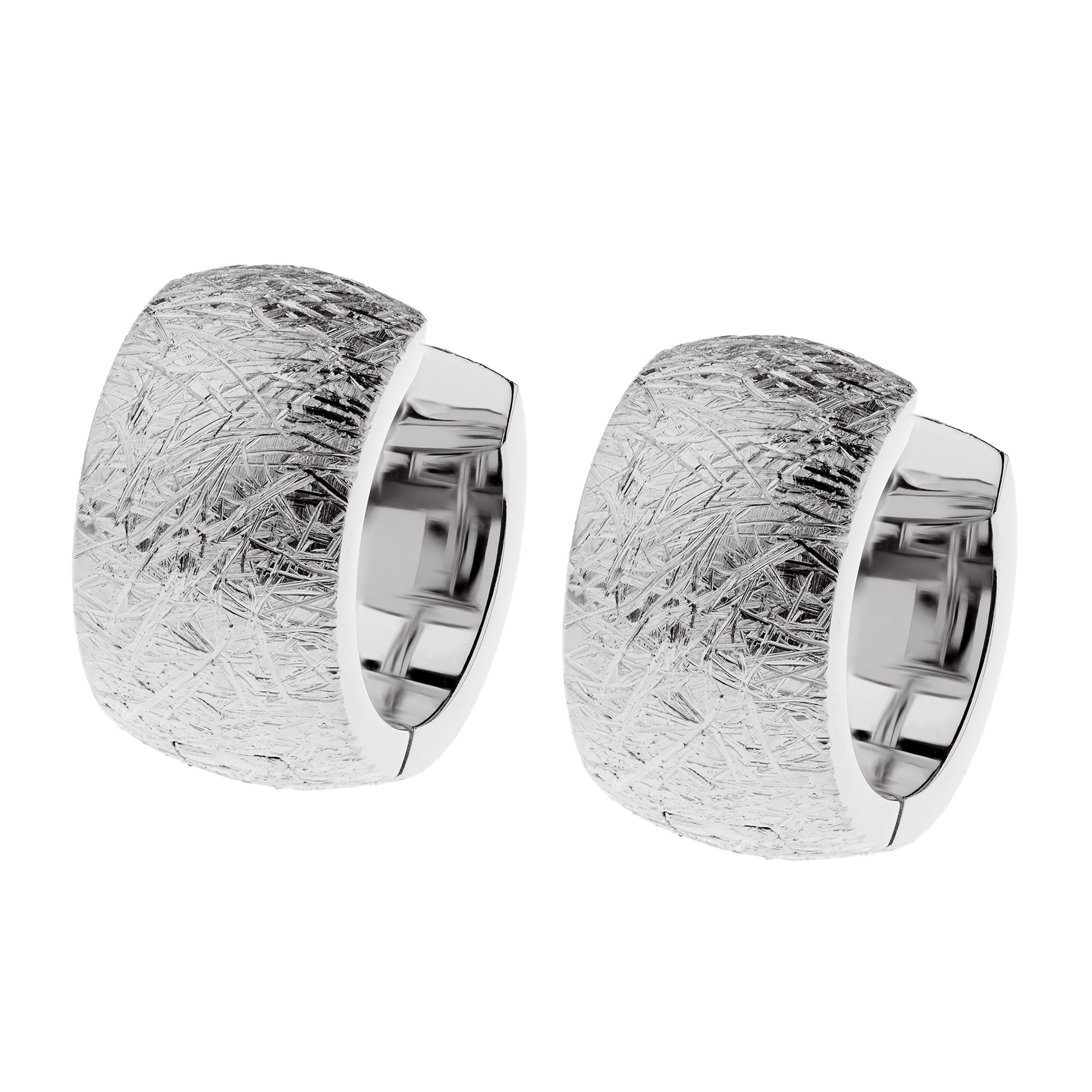 stilvolle Creolen aus Edelstahl in Eismatt. Ideal f&uuml;r den t&auml;glichen Gebrauch oder besondere Anl&auml;sse, kombinieren diese Ohrringe Eleganz und Vielseitigkeit. Tragen Sie sie mit einem schicken Kleid oder einem l&auml;ssigen Outfit f&uuml;r einen Hauch von Glamour. Perfekte Erg&auml;nzung zu jedem Look. Perfekte Wahl f&uuml;r modebewusste Frauen, die klassische Eleganz sch&auml;tzen.