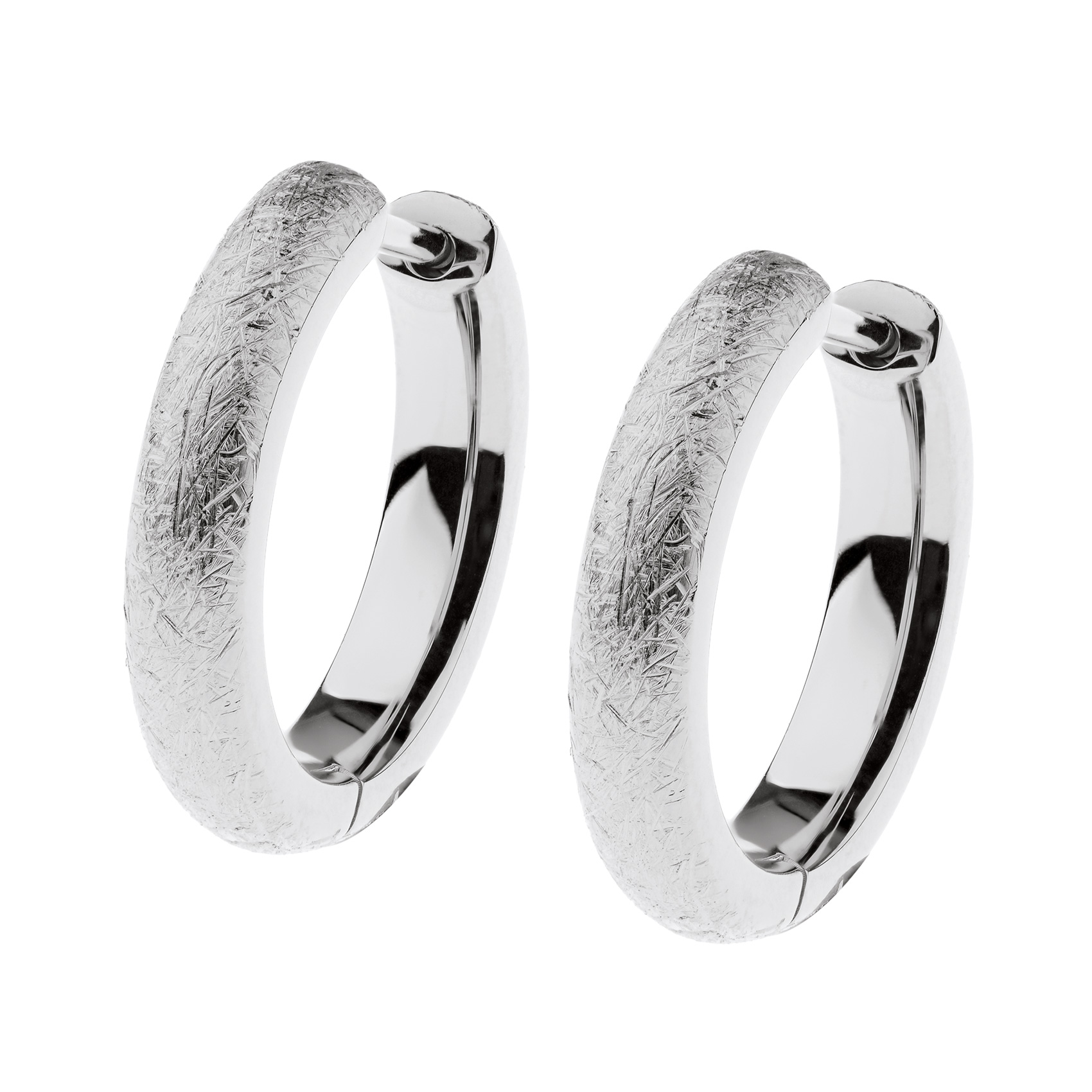 diese Creolen aus hochwertigem ei&szlig;mattiertem Edelstahl, vereinen zeitlose Eleganz mit moderner Raffinesse. Perfekt f&uuml;r formelle Anl&auml;sse oder um einem l&auml;ssigen Outfit Glanz zu verleihen. Tragen Sie Ihr Haar zur&uuml;ck, um die elegante Kreation zu betonen. Ideal zur Erg&auml;nzung von Abendgarderobe oder als stilvolle Erg&auml;nzung im Alltag.