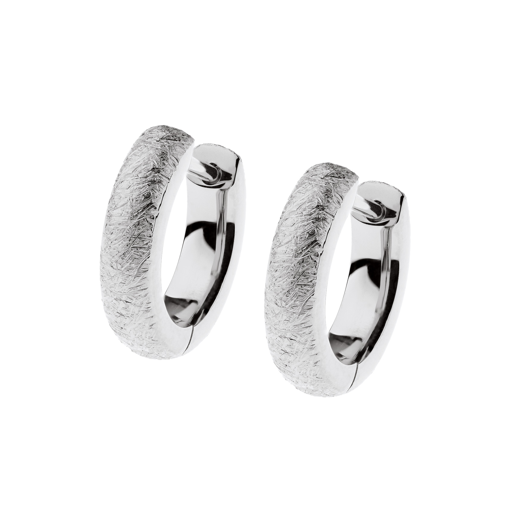 Entdecken Sie die eleganten Edelstahl Creolen in eismatt. Diese glamour&ouml;sen Schmuckst&uuml;cke sind ideale Accessoires f&uuml;r festliche Anl&auml;sse oder stilvolle Alltagsoutfits. Tragen Sie sie zu einem hochgesteckten Haar oder zu einem eleganten Abendkleid, um Ihren Look zu vervollst&auml;ndigen. Perfekt f&uuml;r jeden, der ein Statement setzen m&ouml;chte.