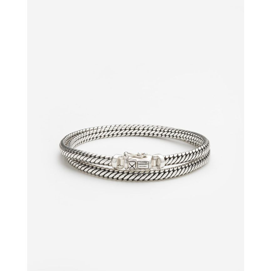 De 044 E - Bracelet Ben Mini Double Silver, modelnummer 001K010440105, is een elegant sieraad van een onbekend merk. Dit armbandje valt onder de categorie JEWEL en is specifiek een BRACELET. Het beste te dragen als een subtiel en stijlvol accessoire voor zowel casual als formele gelegenheden. Perfect te combineren met andere zilveren sieraden.
