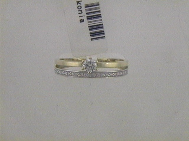Dieser Ring aus Gold 333 mit Zirkonia, Modellnummer 131/186843/62, geh&ouml;rt zur Kategorie "Schmuck". Er besticht durch seine feine Verarbeitung und den funkelnden Zirkonia-Stein. Das ideale Accessoire f&uuml;r besondere Anl&auml;sse oder um Ihrem Alltagslook Eleganz zu verleihen. Tragen Sie ihn solo oder kombinieren Sie ihn mit anderen Ringen f&uuml;r einen modernen Look.