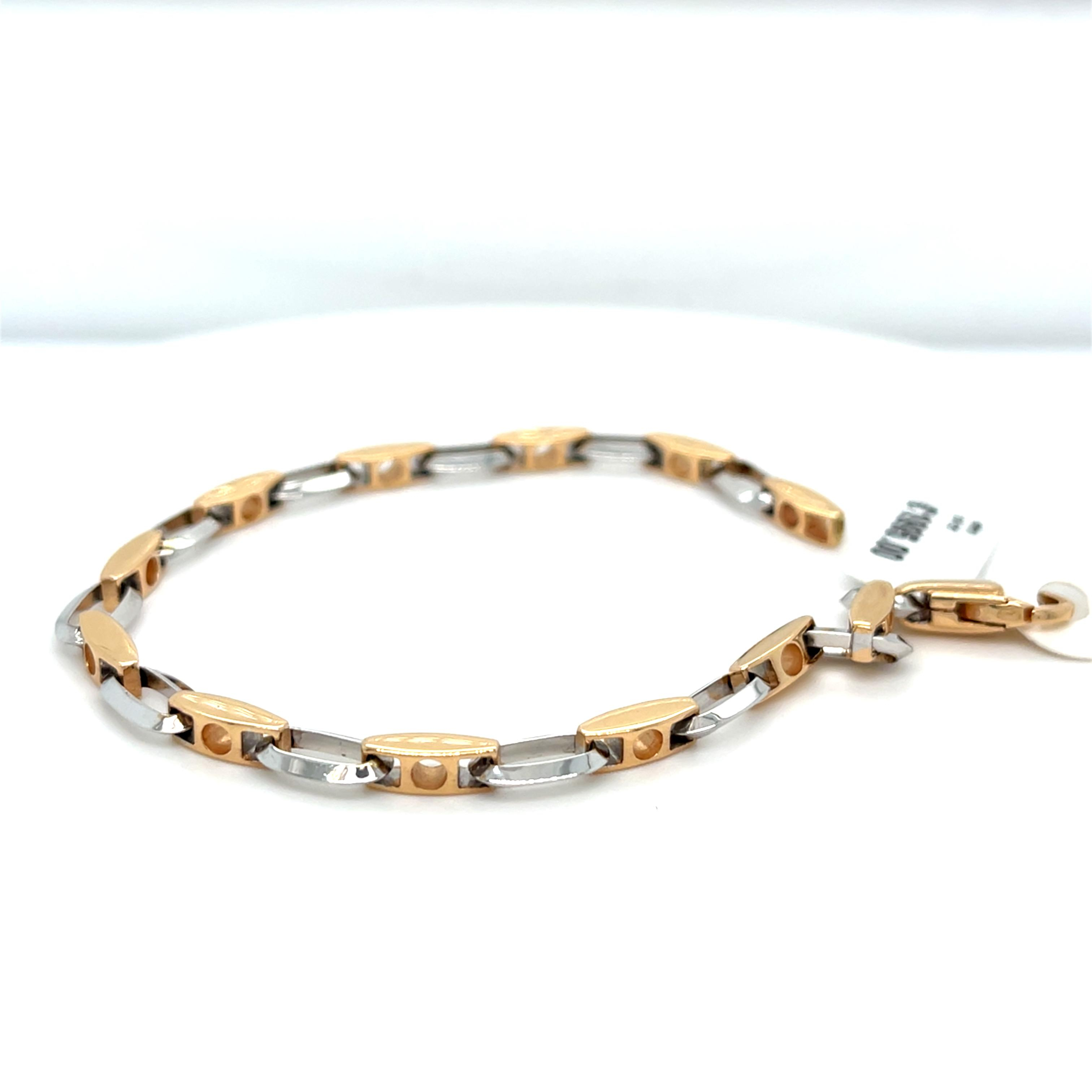 Deze prachtige bicolor armband is gemaakt van ros&eacute;goud met witgouden tussenschakels. Hierdoor is hoe goed te combineren met andere wit- of ros&eacute; gouden sieraden.
Het materiaal is van 14 karaat.
De lengte van de armband is 19,5cm
Het gewicht van de armband is 12,1 gram