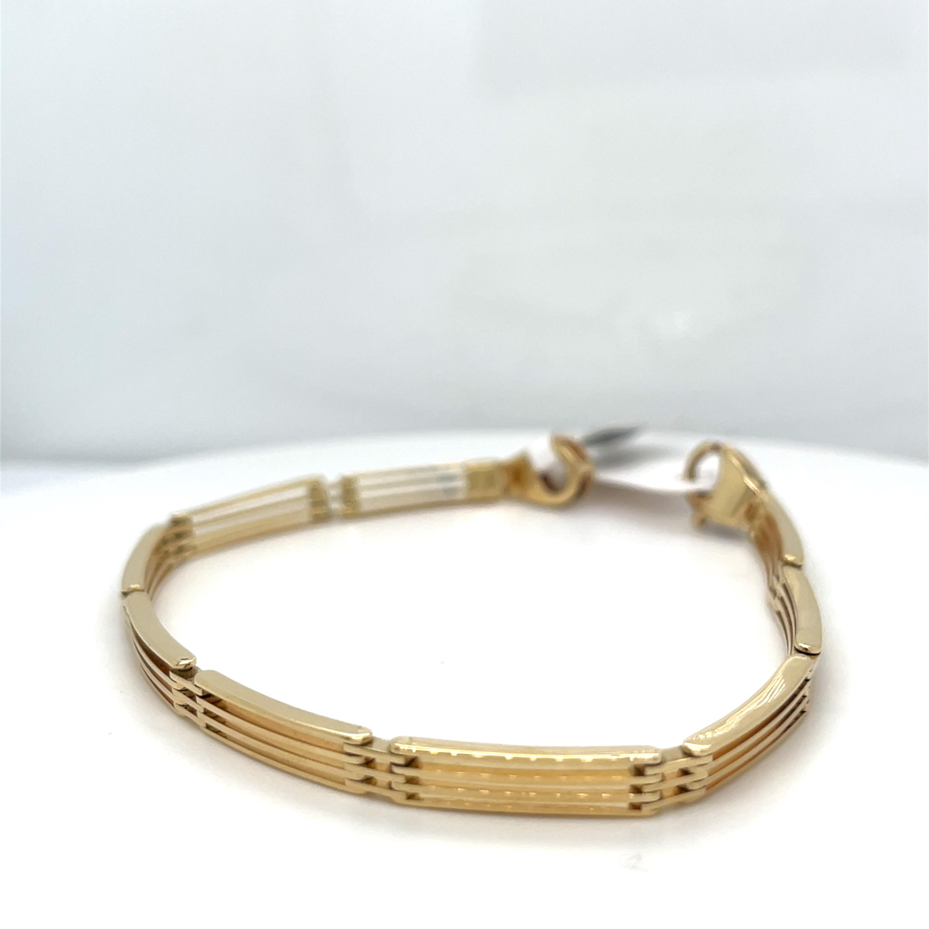 Occasion geelgouden armband van 14 karaat goud.
Geschakeld door pennen in de armband, waardoor deze armband prachtig rond de pols valt.
14 karaat, de lengte is 19.5cm, en het gewicht is 12,85 gram