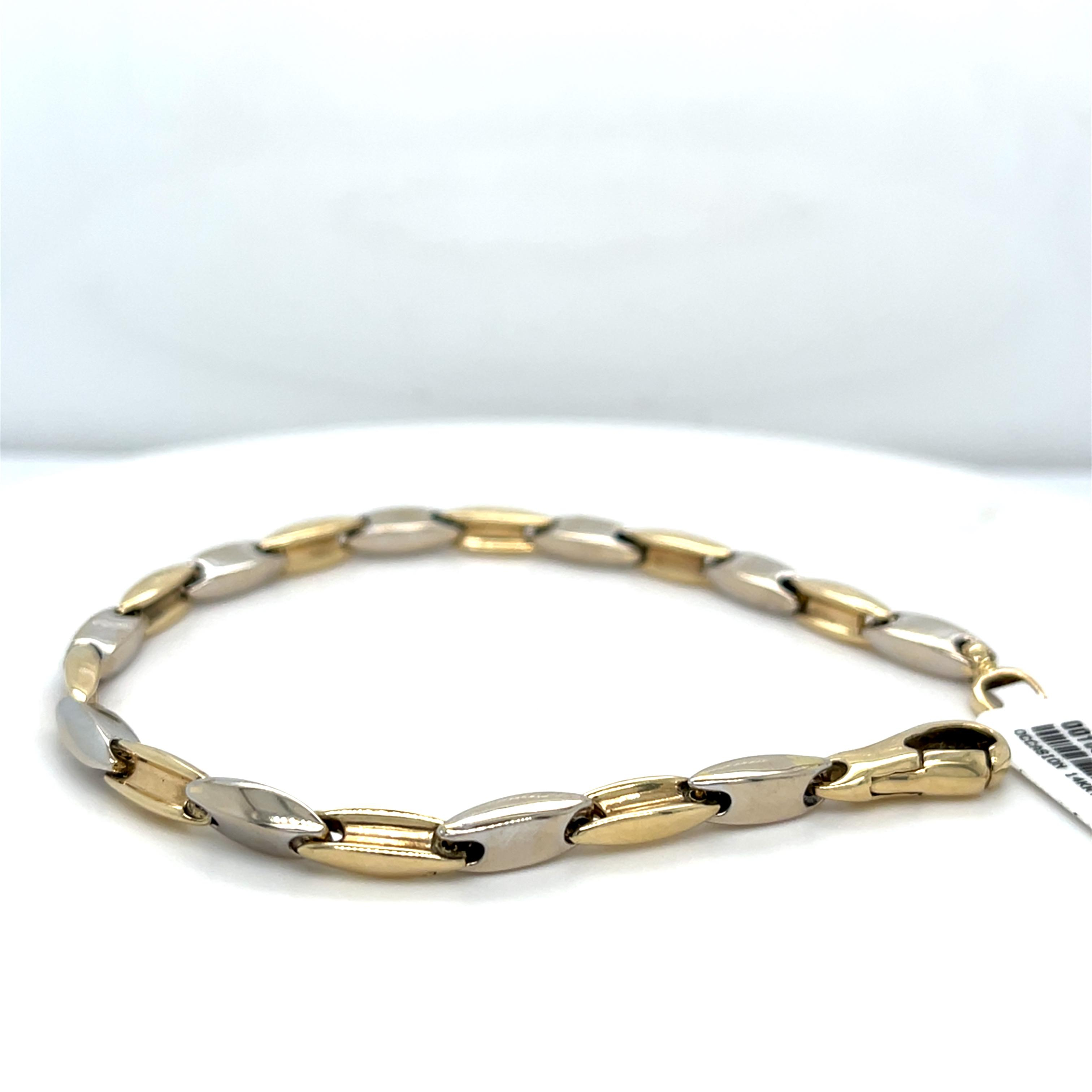 Bicolor armband van wit- en geelgoud.
Armband met een holle schakel en prachtig karabijnhaak sluiting