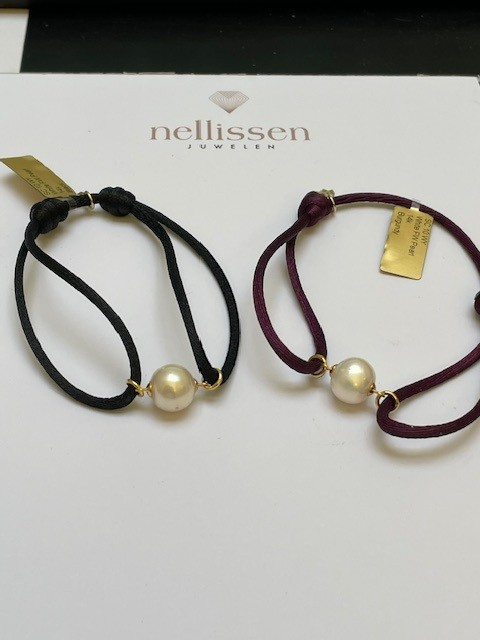 een armband van Y&G met een freshwater pearl wit