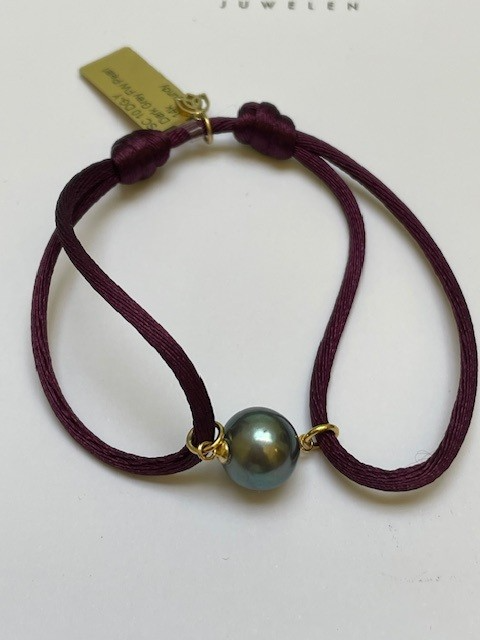 een armband van Y&G met een freshwater pearl donker grijs