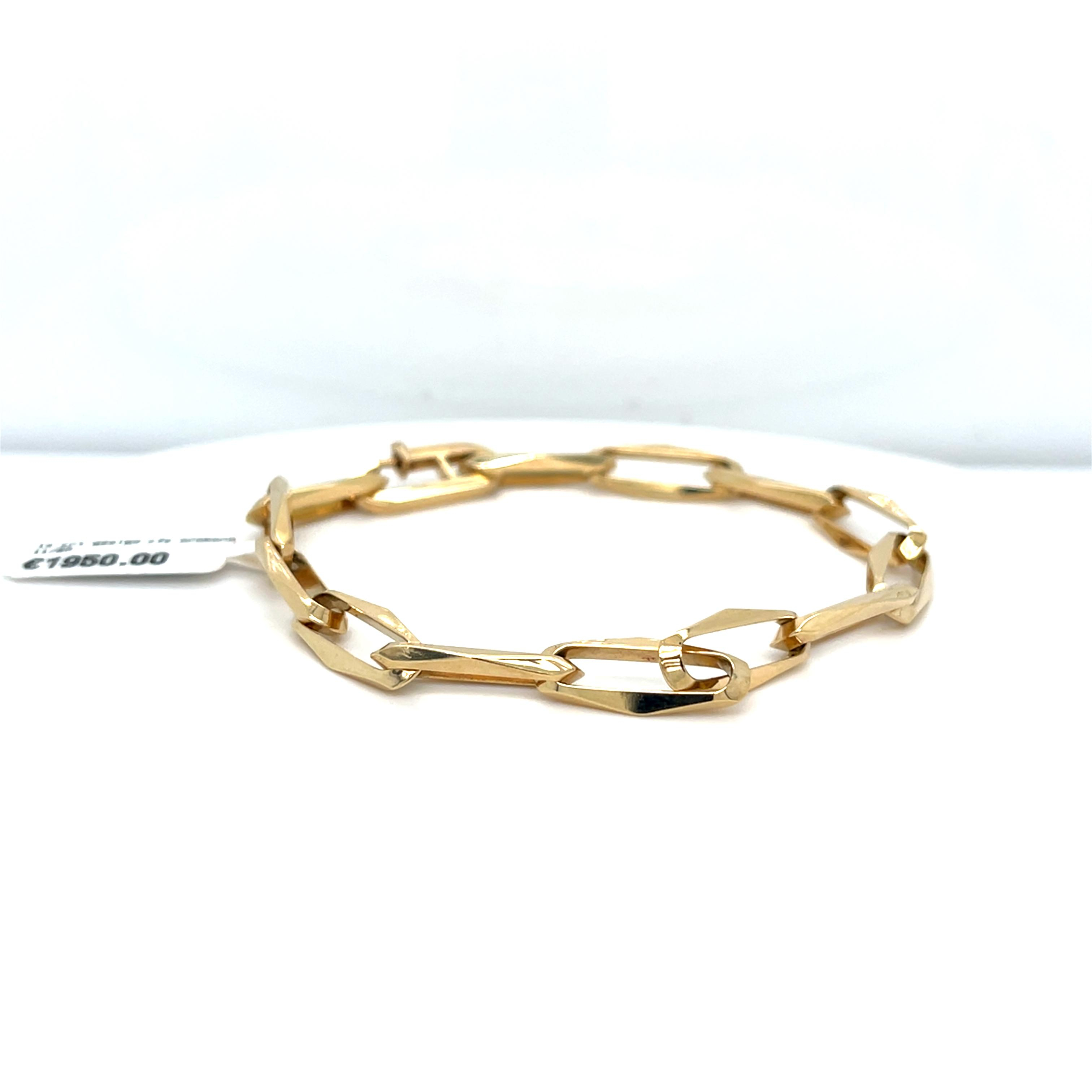 Closed for ever gouden armband 
De lengte van de armband is 19cm , 7mm breed
14 karaat goud, gewicht: 13 gram 