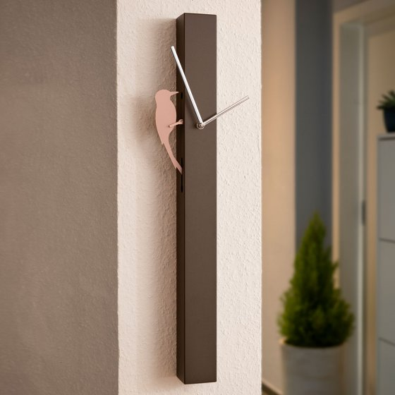 Het heeft een strak en eigentijds design dat perfect past in elk modern interieur. Hang het aan de muur in uw woonkamer of kantoor voor een tijdloze uitstraling en praktische tijdsweergave. Een must-have accessoire voor elk interieur.