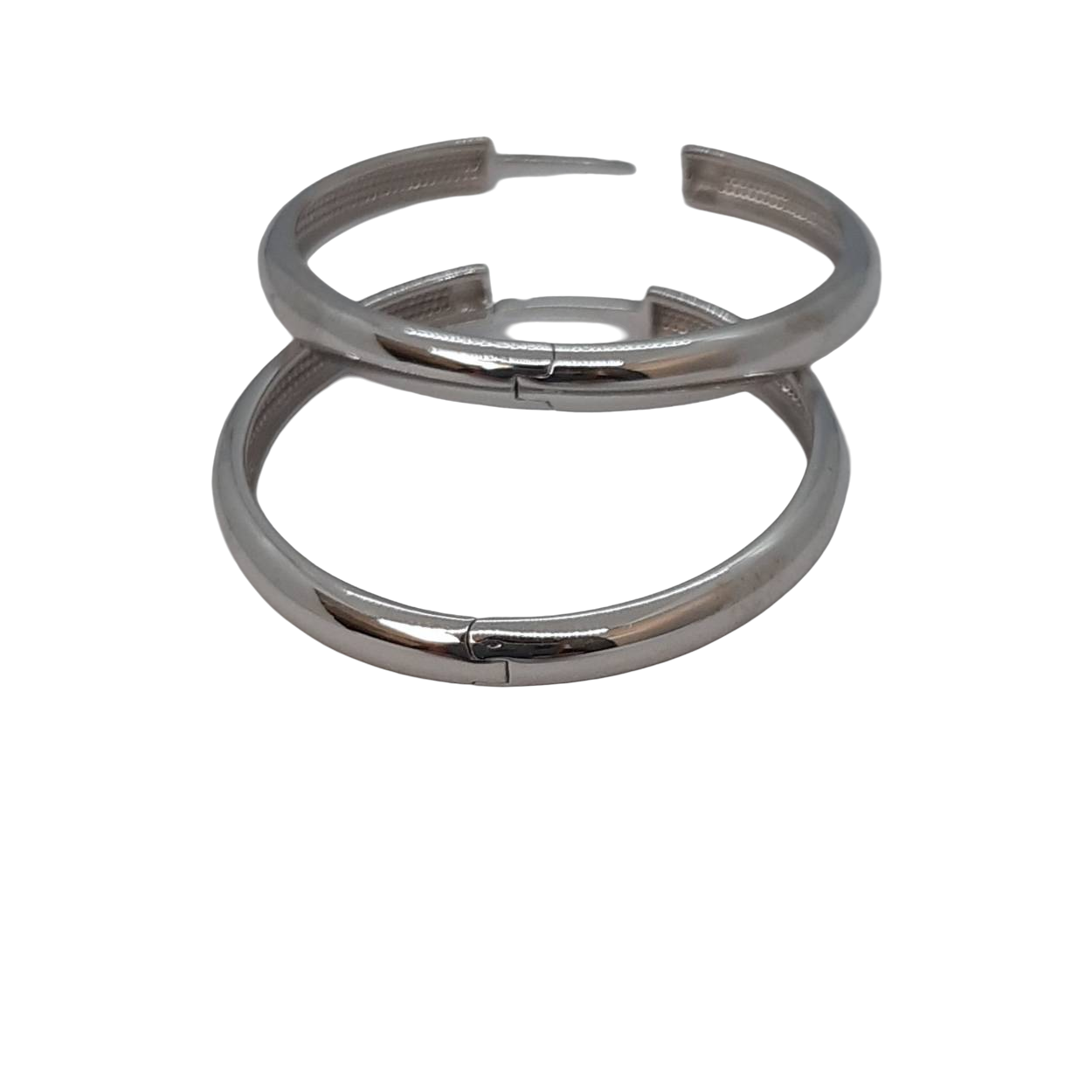 Deze witgouden oorbellen, modelnummer BREA-000387, zijn gemaakt van 18 karaats goud en hebben een gewicht van 6,26 gram. Deze glanzende creolen hebben een breedte van 3,2 mm en een diameter van 24 mm. Ideaal voor zowel dagelijks als formeel gebruik, voegen ze een elegante witte gouden touch toe aan elke outfit.