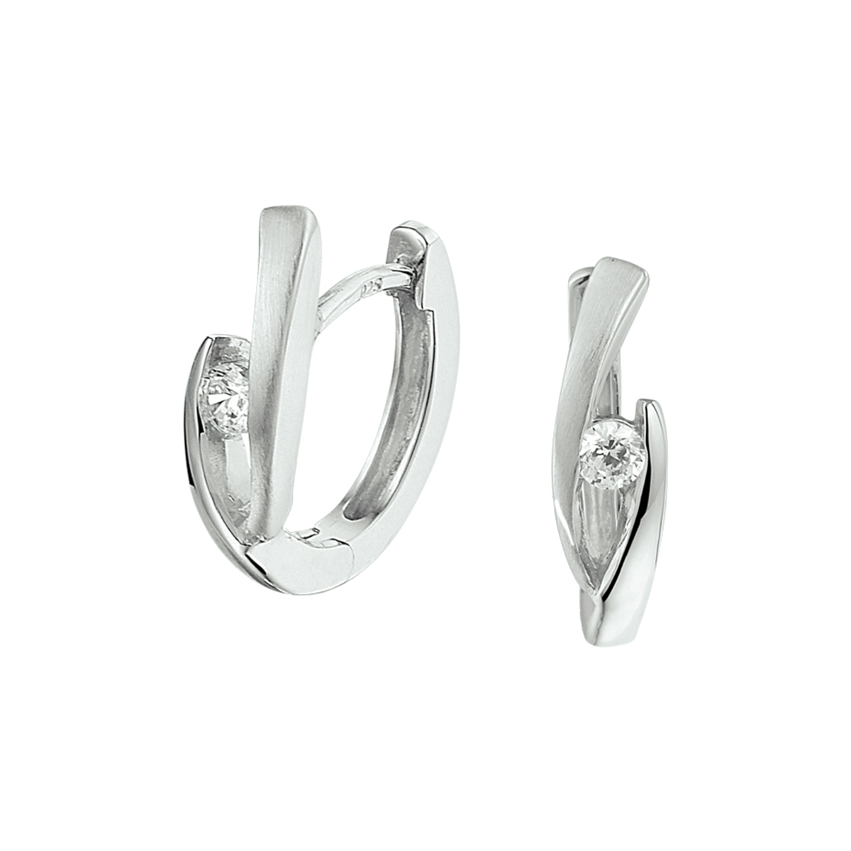 Gerhodineerd 925 zilveren klapoorringen uitgevoerd met een schitterende zirkonia. De oorringen hebben een afmeting van 15x4mm.
