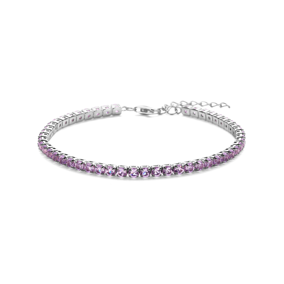 Gerhodineerd 925 zilveren tennisarmband uitgevoerd met paars zirkonia. De armband heeft een draaglengte van 17cm met 3cm extensie. Uitgevoerd met karabijn sluiting.