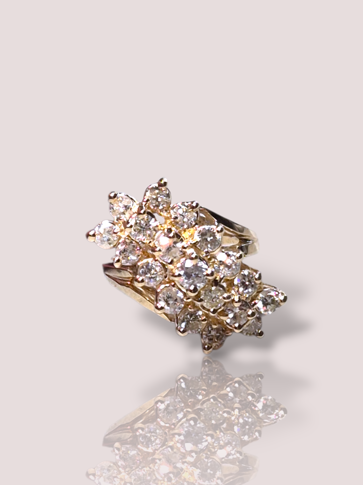 Deze Vintage 18k geel gouden diamanten statement ring straalt elegantie uit met zijn verfijnde ontwerp en schitterende diamanten. De ring bevat maar liefst 19 diamanten van in totaal circa 1,98ct. De diamanten vari&euml;ren in kleur van I tot M. 

Perfect voor speciale gelegenheden en toe te voegen glamour aan elke outfit. Combineer met eenvoudige kledingstukken om de ring het middelpunt van je look te maken. Een tijdloos sieraad voor wie houdt van luxe en stijl.