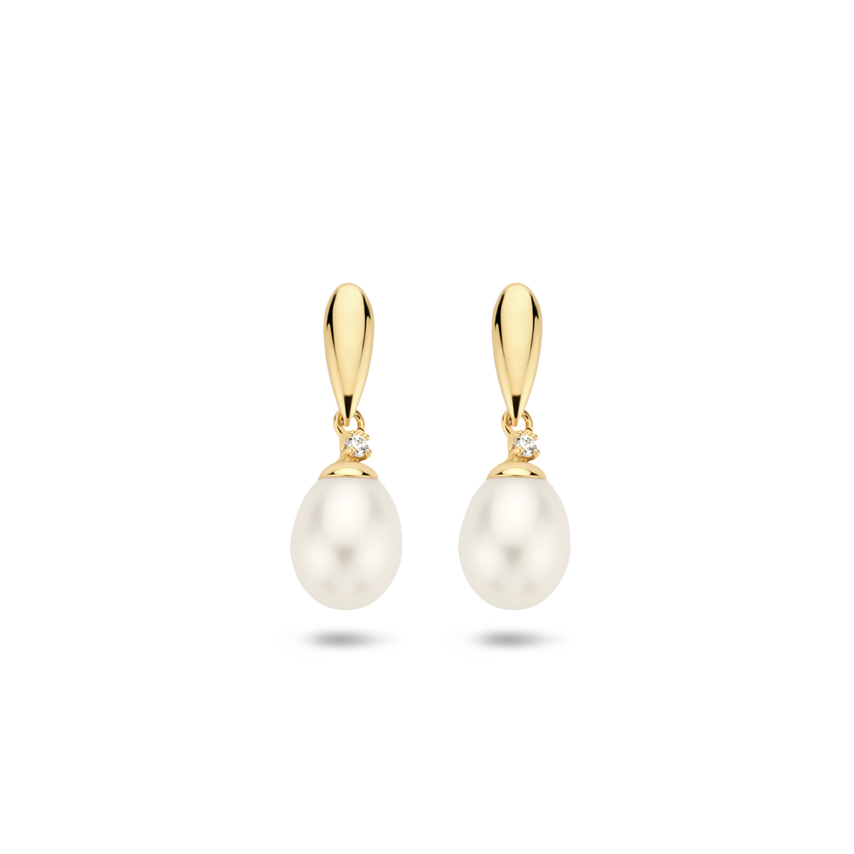 Geelgouden oorhangers met een zoetwaterparel en zirkonia. De oorhangers zijn onderdeel van een set.