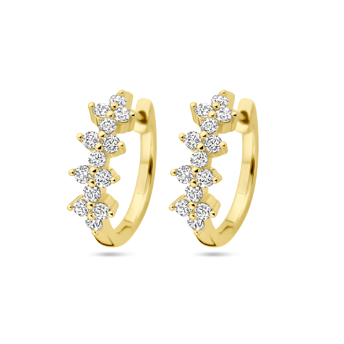 Verguld op 925 zilveren oorringen uitgevoerd met zirkonia. De oorringen hebben een afmeting van 15x4,5mm. Geen garantie op de plating