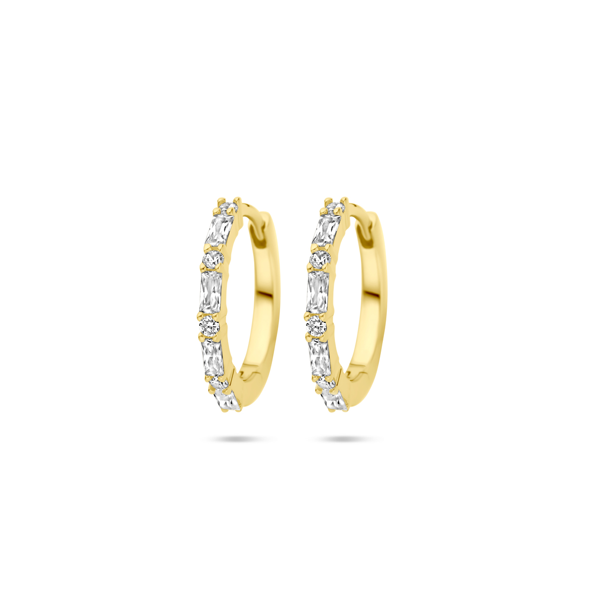 Verguld op 925 zilveren klapoorringen uitgevoerd met zirkonia. De klapoorringen hebben een diameter van 15mm. Geen garantie op de plating.