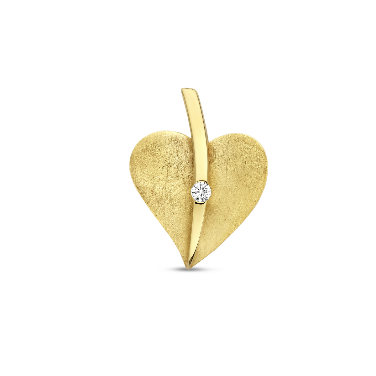 14k Geelgouden hanger uitgevoerd in vorm van een hart en een schitterende natuurlijke diamant daarin. De hanger heeft een afmeting van 19.5x15mm.