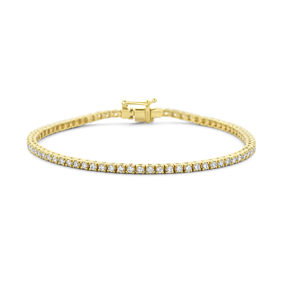 14k Geelgouden tennisarmband uitgevoerd met schitterende lab grown diamanten. De tennisarmband heeft een draaglengte van 17.5cm en een schakelbreedte van 2.3mm. Het diamantgewicht is 2.00ct. Lab grown diamanten zijn diamanten die ontstaan in een laboratorium. Onder extreem hoge druk en temperatuur wordt het natuurlijk ontstaansproces nagebootst met als eindresultaat een diamant met dezelfde chemische eigenschappen maar met een andere oorsprong.
