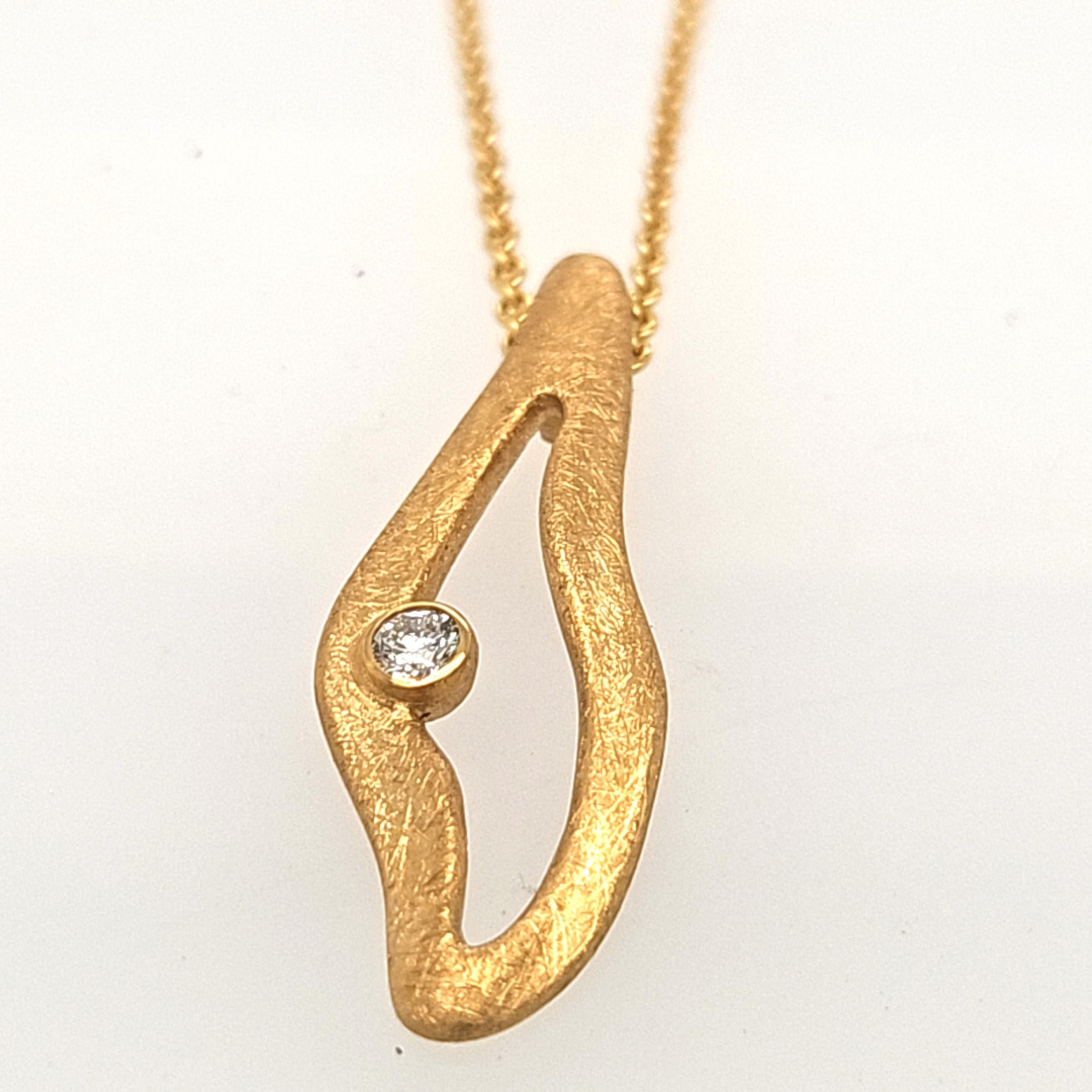 Diese elegante Kette mit Anh&auml;nger, Modellnummer A0121N, besteht aus 14-kar&auml;tigem Gold (585) und einem funkelnden Brillanten von 0,062 Karat, Reinheit IF und Farbe E. Perfekt f&uuml;r besondere Anl&auml;sse oder als t&auml;gliches Highlight. Tragen Sie dieses Schmuckst&uuml;ck zu einem schlichten Outfit, um seine Sch&ouml;nheit hervorzuheben und einen Hauch von Luxus zu verleihen.