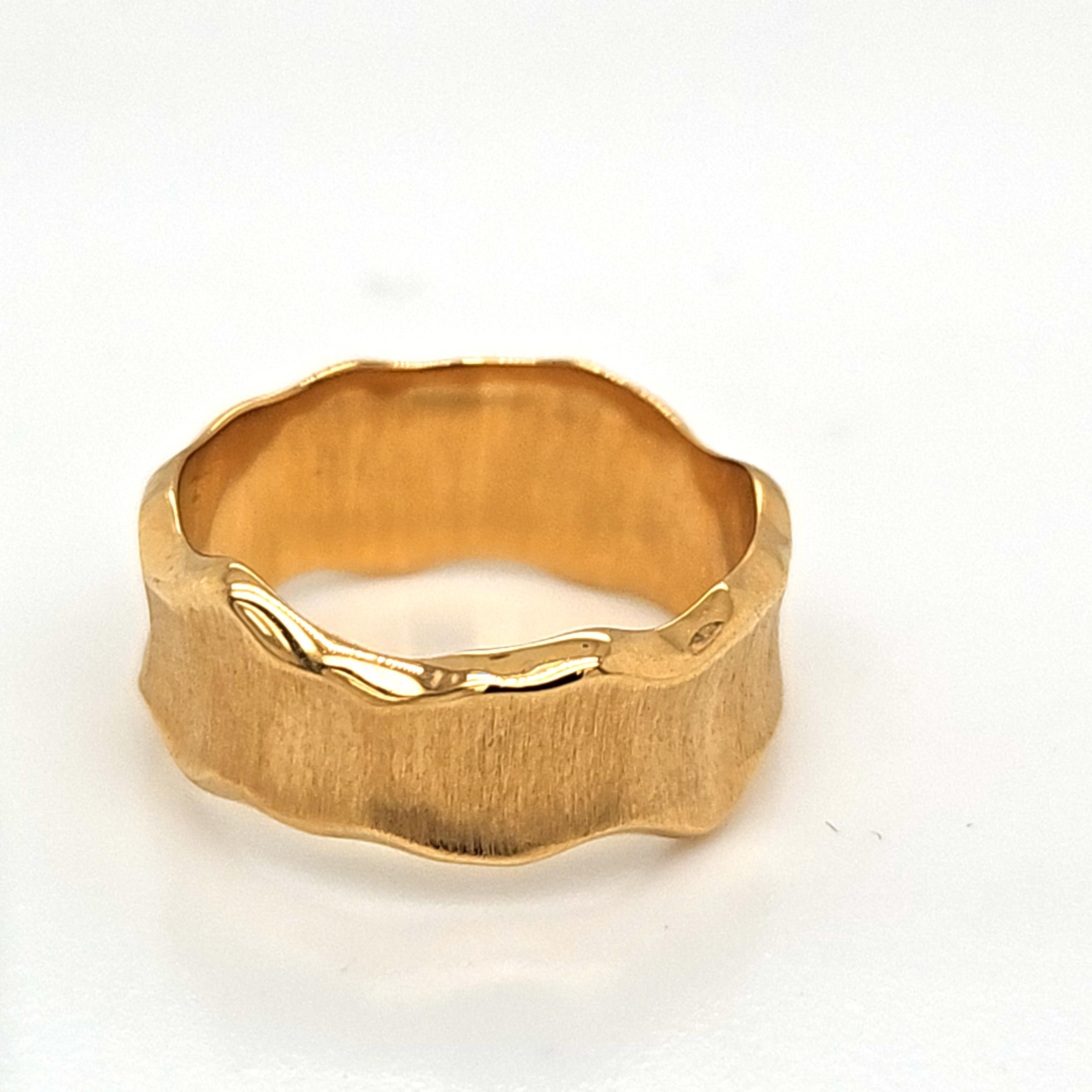 Der Ring Gold 585, Modellnummer A0181R, ist ein elegantes Schmuckst&uuml;ck aus hochwertigem 585er Gold. Als Teil der Kategorie JEWEL und des Typs RING ist er ideal f&uuml;r besondere Anl&auml;sse und den t&auml;glichen Gebrauch. Tragen Sie ihn alleine oder kombinieren Sie ihn mit anderen Ringen f&uuml;r einen trendigen Look. Perfekt f&uuml;r stilvolle Akzente.