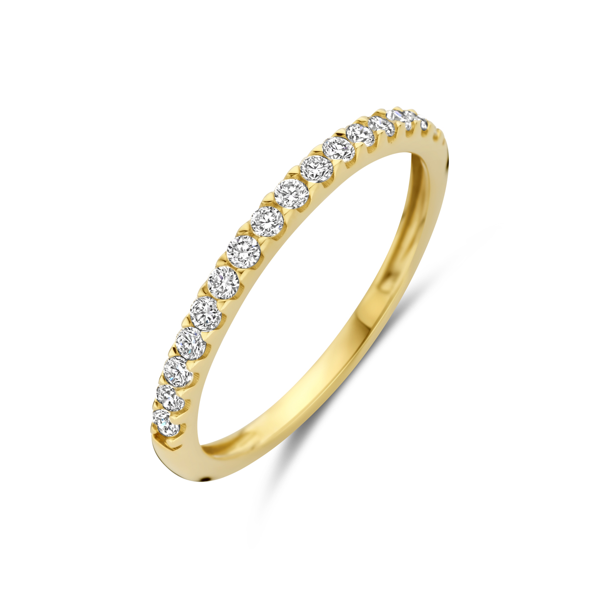 14k Geelgouden geelgouden ring uitgevoerd met lab grown diamant. De ring heeft een breedte van 2mm. Het totale diamantgewicht is 0.255ct. Lab grown diamanten zijn diamanten die ontstaan in een laboratorium. Onder extreem hoge druk en temperatuur wordt het natuurlijk ontstaansproces nagebootst met als eindresultaat een diamant met dezelfde chemische eigenschappen maar met een andere oorsprong.