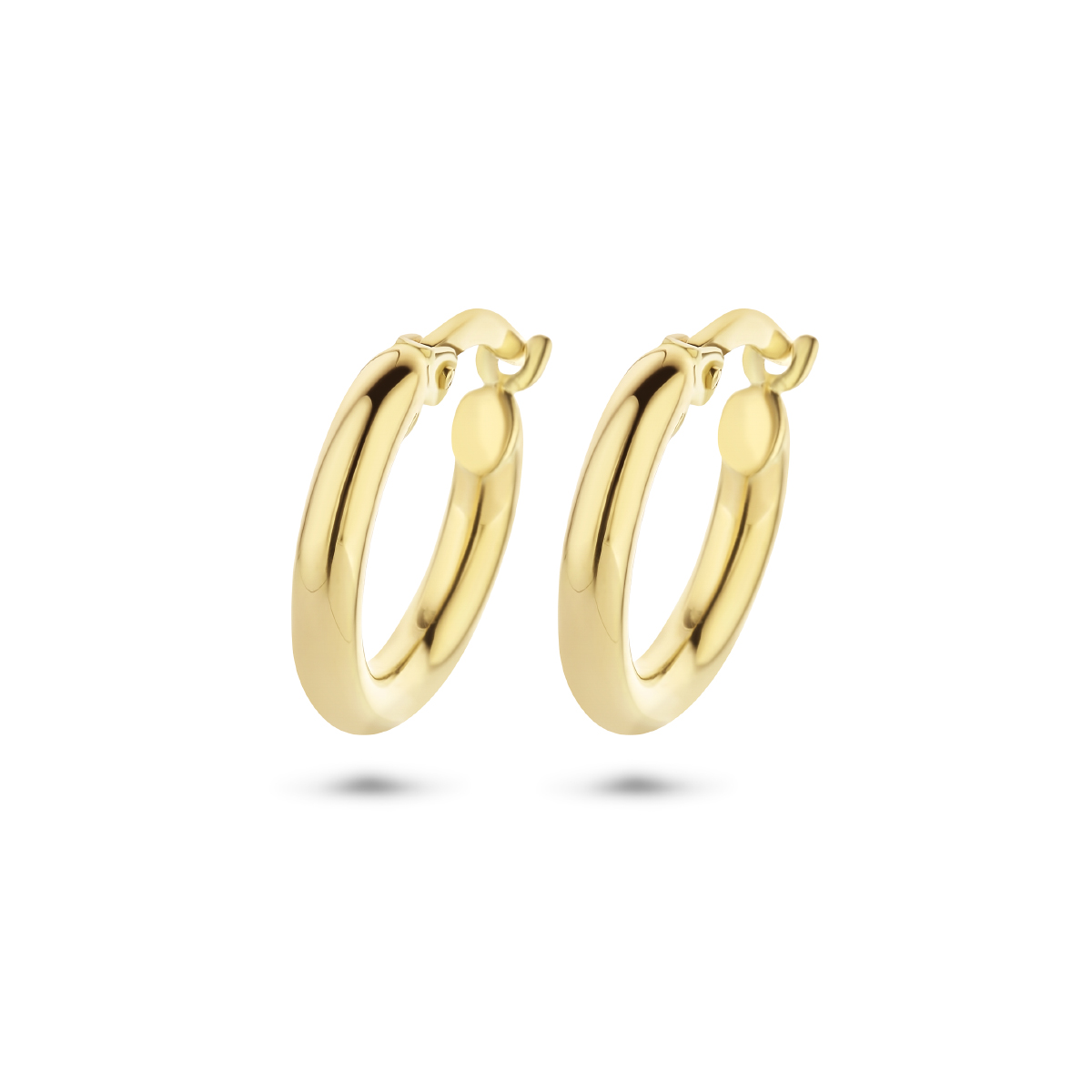 Klassieke 9 karaat oorringen met een ronde buisvorm. Het gladde en tijdloze ontwerp zorgt voor een elegante uitstraling. Met een diameter van 15 mm zijn deze oorringen subtiel en comfortabel, ideaal voor dagelijks gebruik en makkelijk te combineren met andere sieraden.