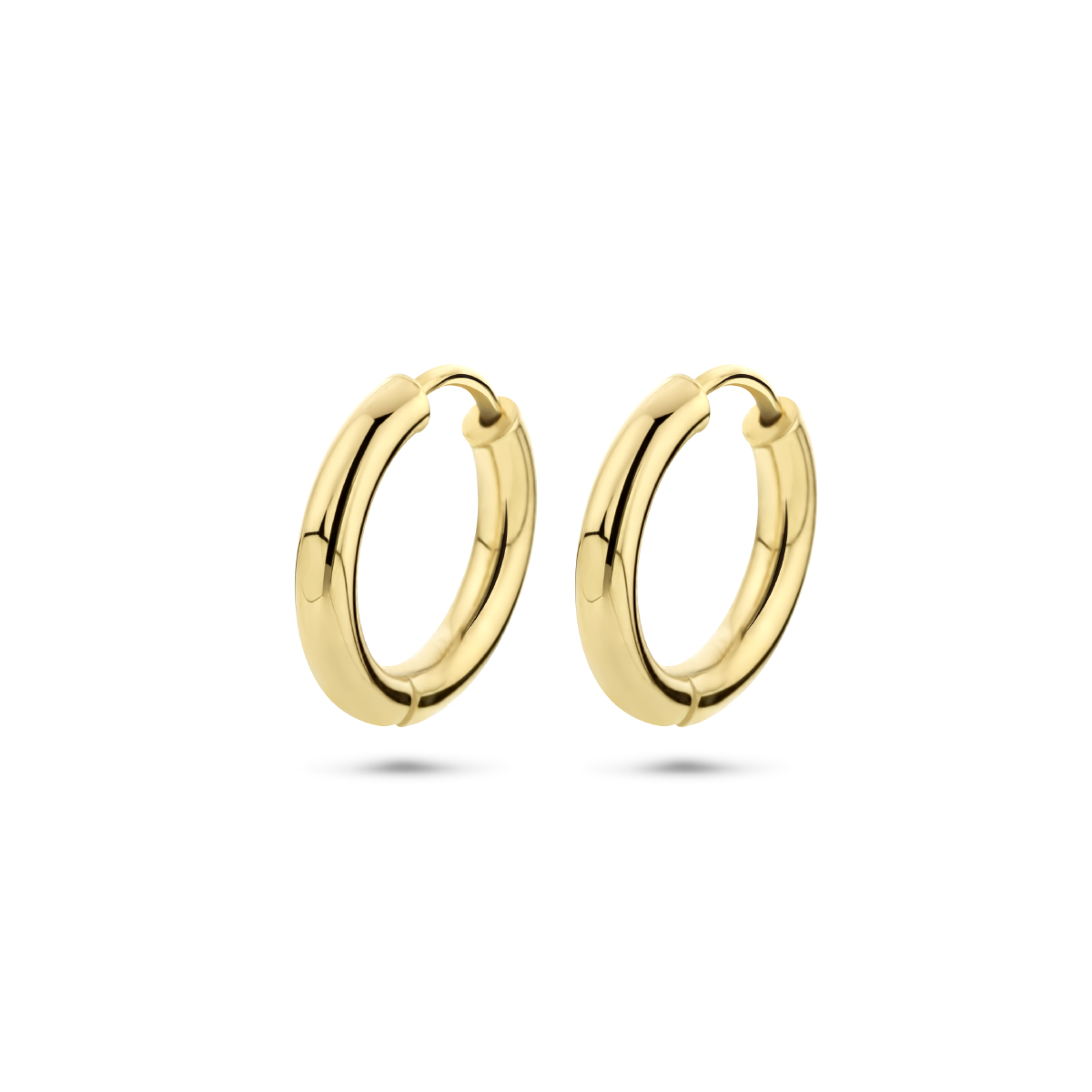 Tijdloze 9 karaat oorringen met een strak en elegant ontwerp. Met een diameter van 15 mm hebben deze oorringen een subtiel en comfortabel formaat, perfect voor dagelijks gebruik. Dankzij het klassieke design zijn ze eenvoudig te combineren met andere sieraden en geschikt voor elke gelegenheid.