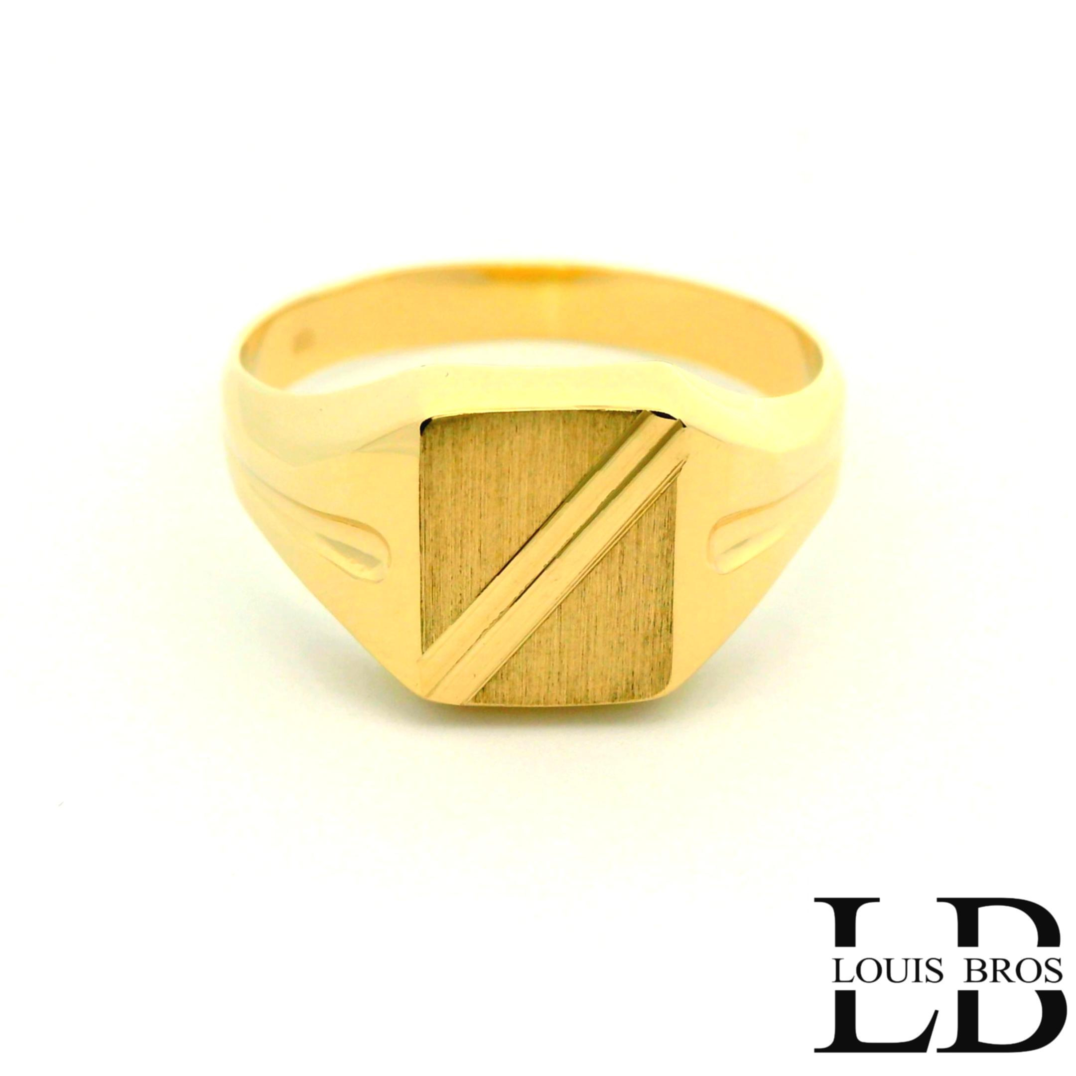 Deze subtiele zegelring van 14 karaat goud (3.22 gr) heeft een strak en verfijnd ontwerp dat perfect past bij een unisex stijl. De glad afgewerkte zegel geeft de ring een minimalistische en moderne uitstraling, terwijl het warme goud zorgt voor een klassieke touch. Dankzij de ingetogen vorm en comfortabele pasvorm is deze zegelring geschikt voor dagelijks gebruik en moeiteloos te combineren met andere sieraden. Een tijdloos sieraad voor wie houdt van eenvoud, klasse en veelzijdigheid.
De ring is verkrijgbaar in meerdere afmetingen.