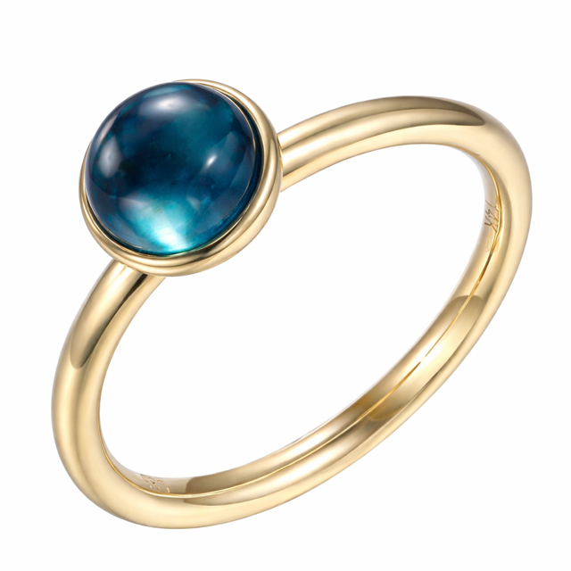 De Pas Diamonds 14krt geelgouden ring met London Blue Topaas,  is een prachtige gouden ring in maat 56. Deze gouden ring straalt elegantie uit met zijn opvallende blauwe topaas. Draag deze ring als een statementstuk bij formele gelegenheden of als een verfijnde dagelijkse accessoire voor een vleugje luxe.