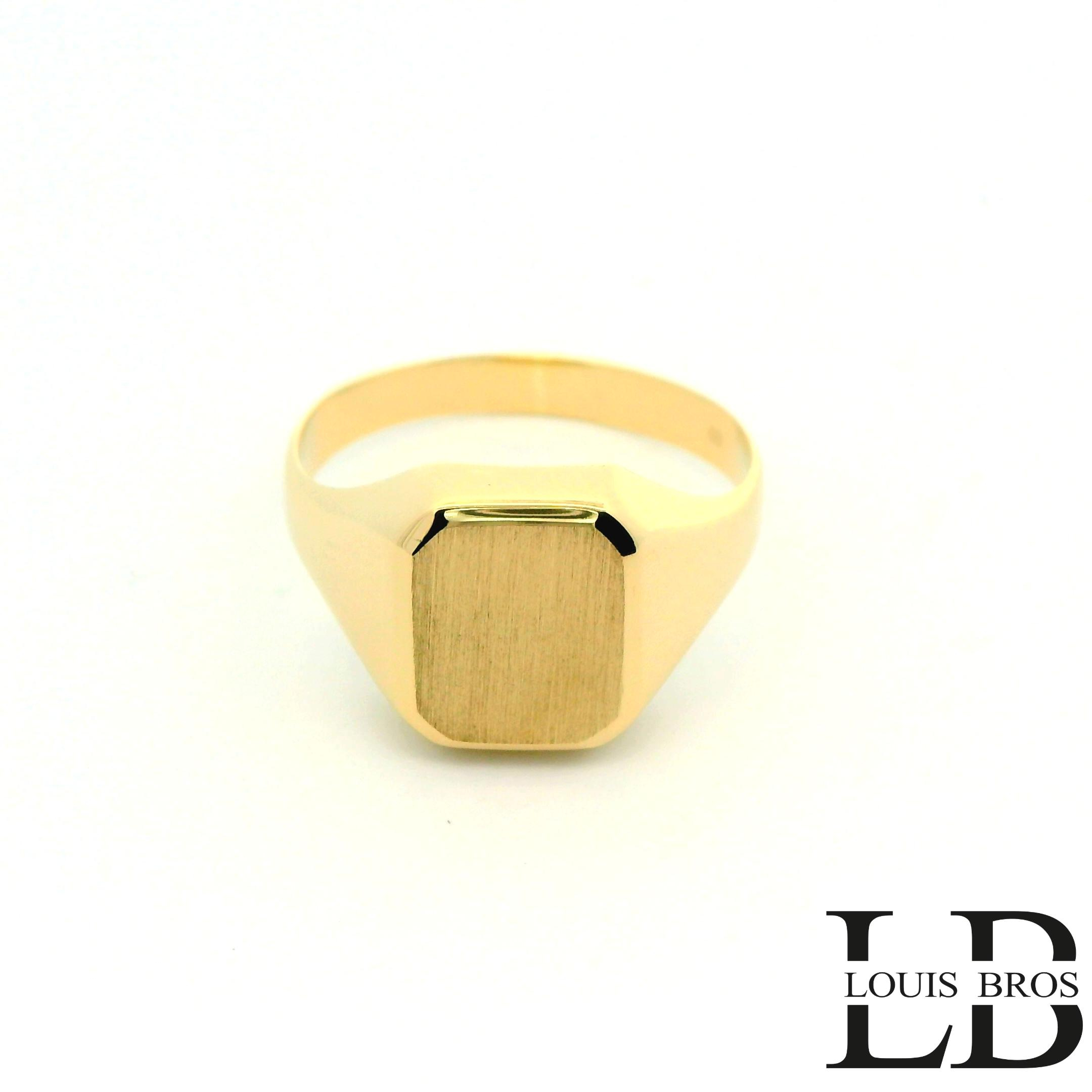 Deze subtiele zegelring van 14 karaat goud (3.16 gr) heeft een strak en verfijnd ontwerp dat perfect past bij een unisex stijl. De glad afgewerkte zegel geeft de ring een minimalistische en moderne uitstraling, terwijl het warme goud zorgt voor een klassieke touch. Dankzij de ingetogen vorm en comfortabele pasvorm is deze zegelring geschikt voor dagelijks gebruik en moeiteloos te combineren met andere sieraden. Een tijdloos sieraad voor wie houdt van eenvoud, klasse en veelzijdigheid.
De ring is verkrijgbaar in meerdere afmetingen.