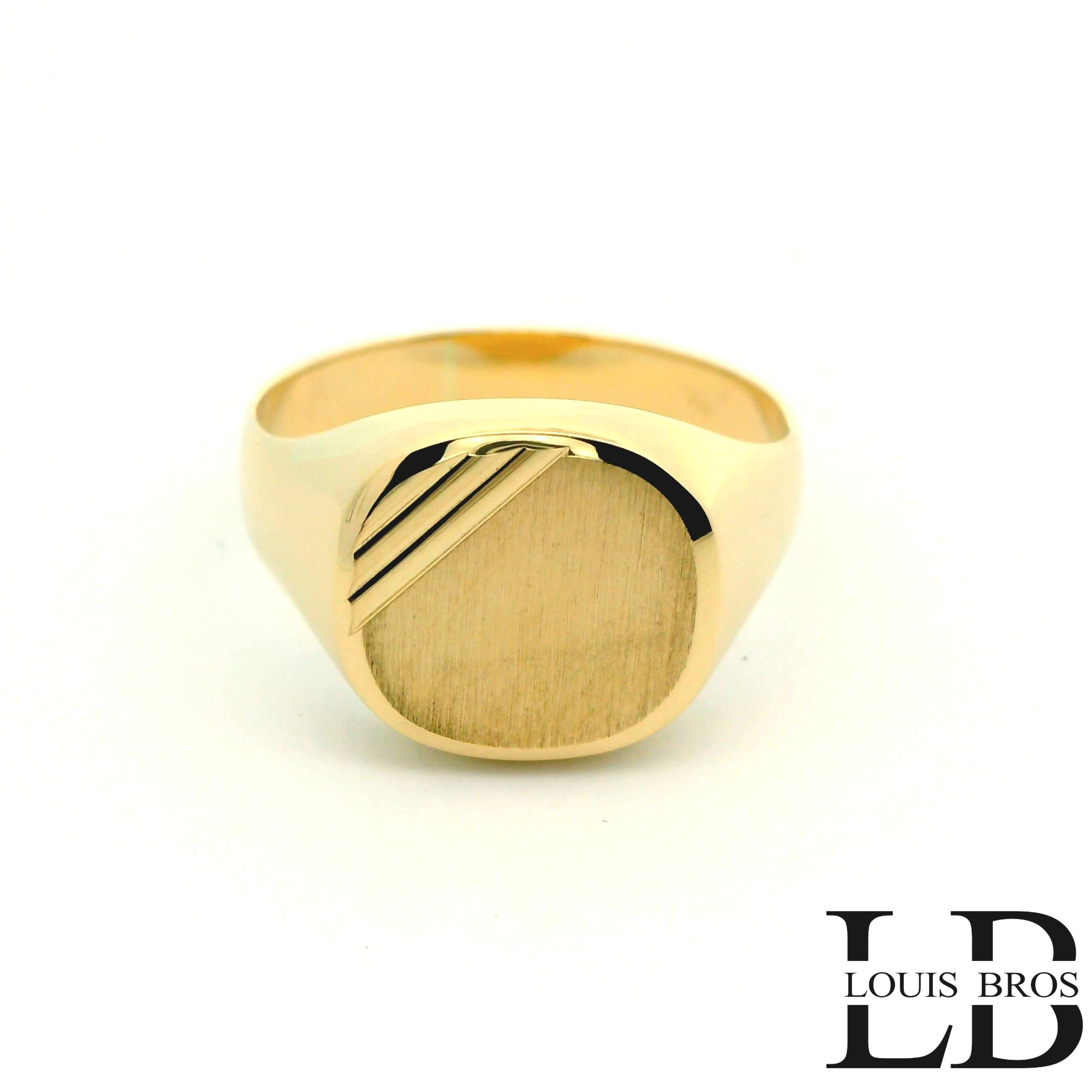 Deze subtiele zegelring van 14 karaat goud (3.91 gr) heeft een strak en verfijnd ontwerp dat perfect past bij een unisex stijl. De glad afgewerkte zegel geeft de ring een minimalistische en moderne uitstraling, terwijl het warme goud zorgt voor een klassieke touch. Dankzij de ingetogen vorm en comfortabele pasvorm is deze zegelring geschikt voor dagelijks gebruik en moeiteloos te combineren met andere sieraden. Een tijdloos sieraad voor wie houdt van eenvoud, klasse en veelzijdigheid.
De ring is verkrijgbaar in meerdere afmetingen.