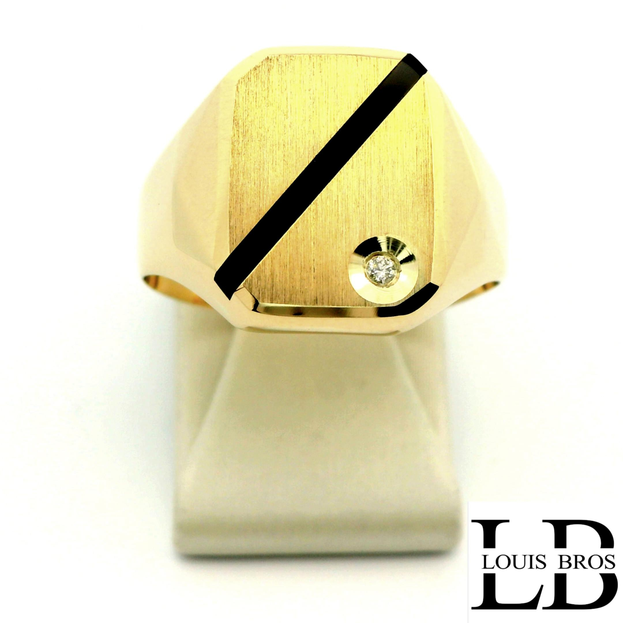 Deze heren zegelring van 14 karaat geelgoud (4.72 gr) combineert klassiek vakmanschap met een modern accent. De mat geborstelde zegel wordt krachtig gecontrasteerd door een strak ingelegde onyxlijn, die de ring een karaktervolle en mannelijke uitstraling geeft. Een subtiel gezet diamantje voegt een verfijnde, luxueuze schittering toe zonder het robuuste ontwerp te overheersen. Dankzij de solide vorm en tijdloze stijl is deze zegelring perfect voor dagelijks gebruik &eacute;n bijzondere gelegenheden. Een elegante ring voor de man die houdt van klasse, detail en persoonlijkheid.
De ring is verkrijgbaar in meerdere afmetingen.