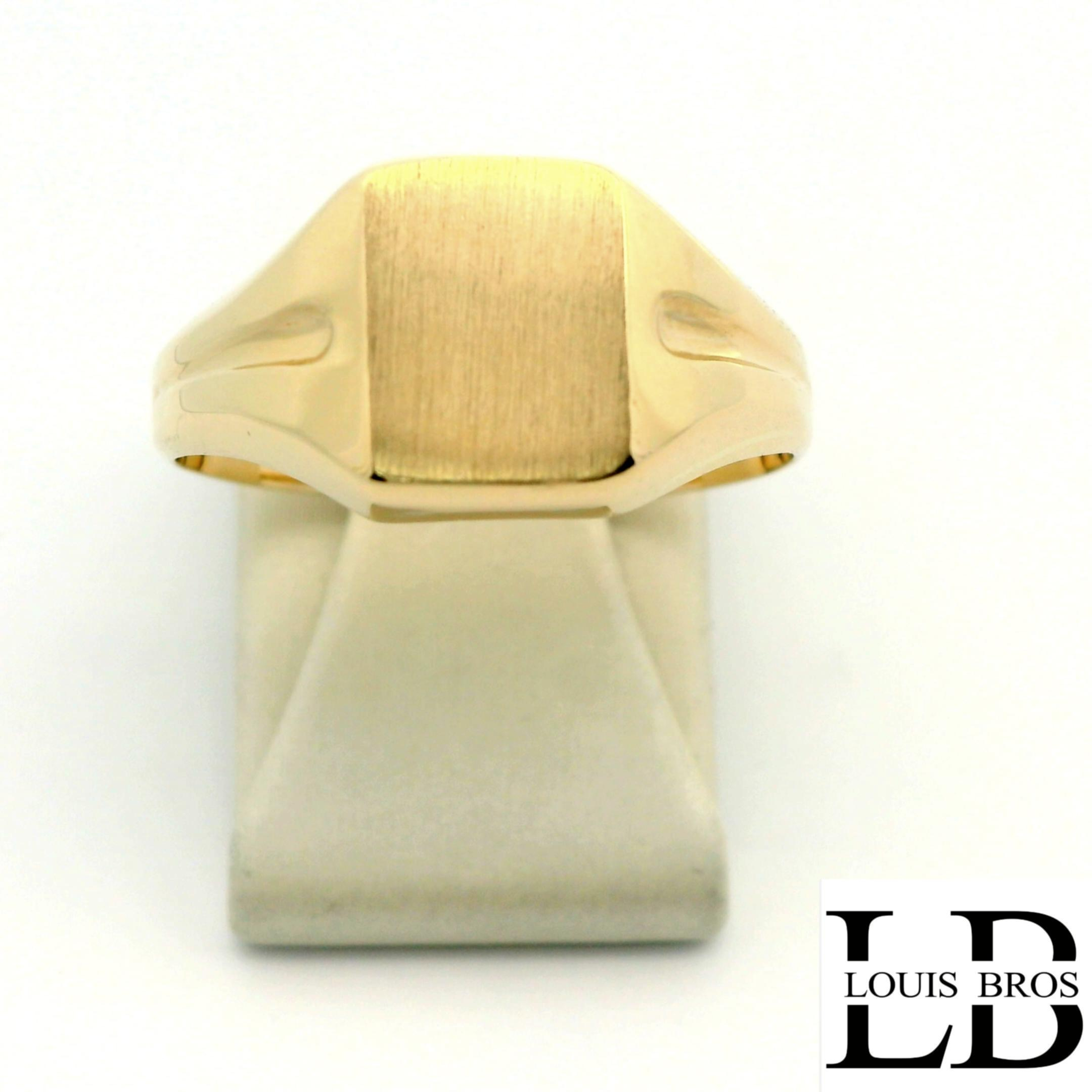 Deze subtiele zegelring van 14 karaat goud (3.41 gr) heeft een strak en verfijnd ontwerp dat perfect past bij een unisex stijl. De glad afgewerkte zegel geeft de ring een minimalistische en moderne uitstraling, terwijl het warme goud zorgt voor een klassieke touch. Dankzij de ingetogen vorm en comfortabele pasvorm is deze zegelring geschikt voor dagelijks gebruik en moeiteloos te combineren met andere sieraden. Een tijdloos sieraad voor wie houdt van eenvoud, klasse en veelzijdigheid.
De ring is verkrijgbaar in meerdere afmetingen.