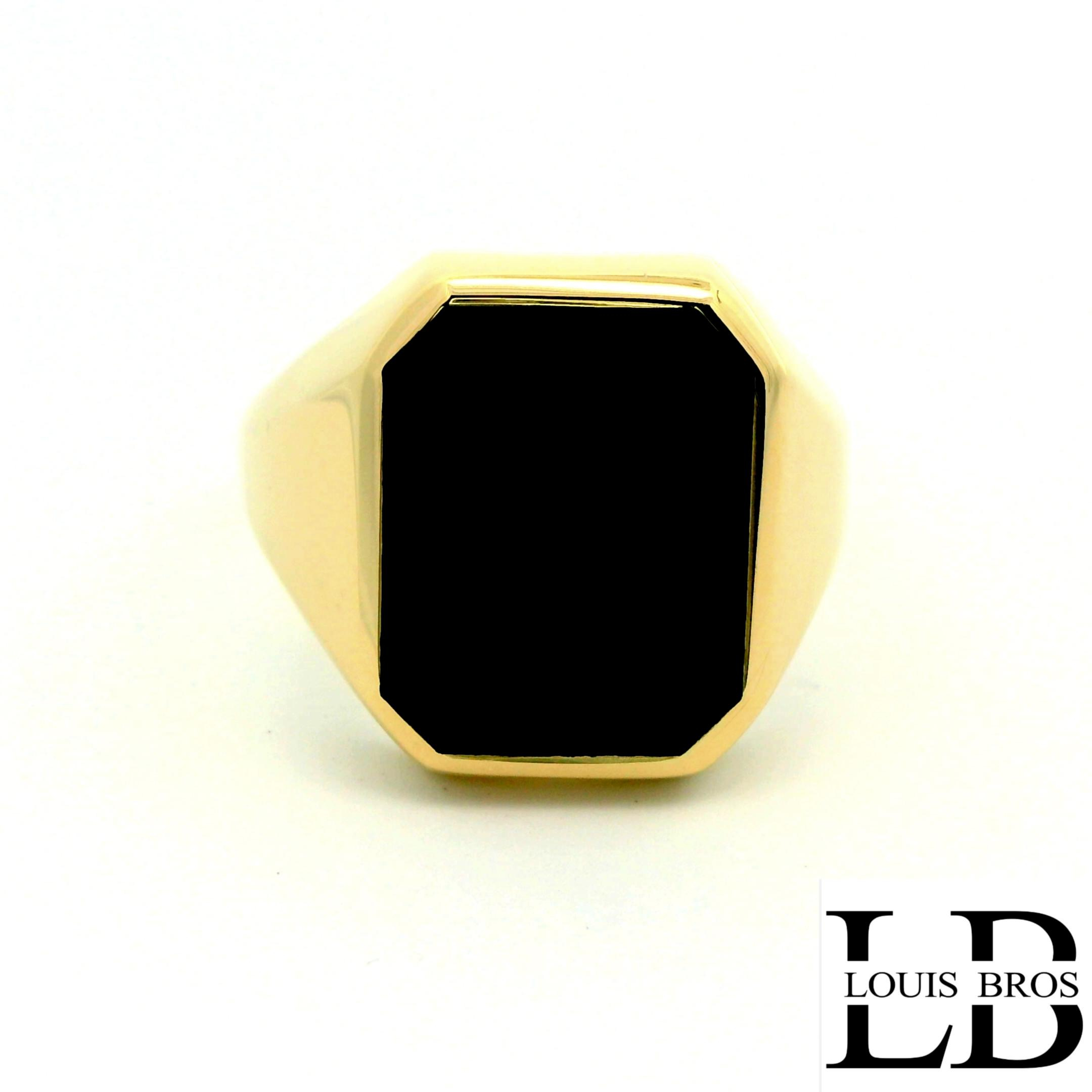 Deze klassieke heren zegelring van geelgoud (5.62 gr) straalt kracht en tijdloze elegantie uit. Centraal staat een zware, diepzwarte onyx die de ring een robuust en statig karakter geeft. Het traditionele ontwerp met strakke lijnen en een solide vormgeving benadrukt de mannelijke uitstraling van het sieraad. Dankzij het klassieke design is deze zegelring een blijvend symbool van stijl en persoonlijkheid, perfect voor dagelijks dragen of formele gelegenheden. Een karaktervolle ring voor de man die waarde hecht aan vakmanschap en traditie.
De ring is verkrijgbaar in meerdere afmetingen.