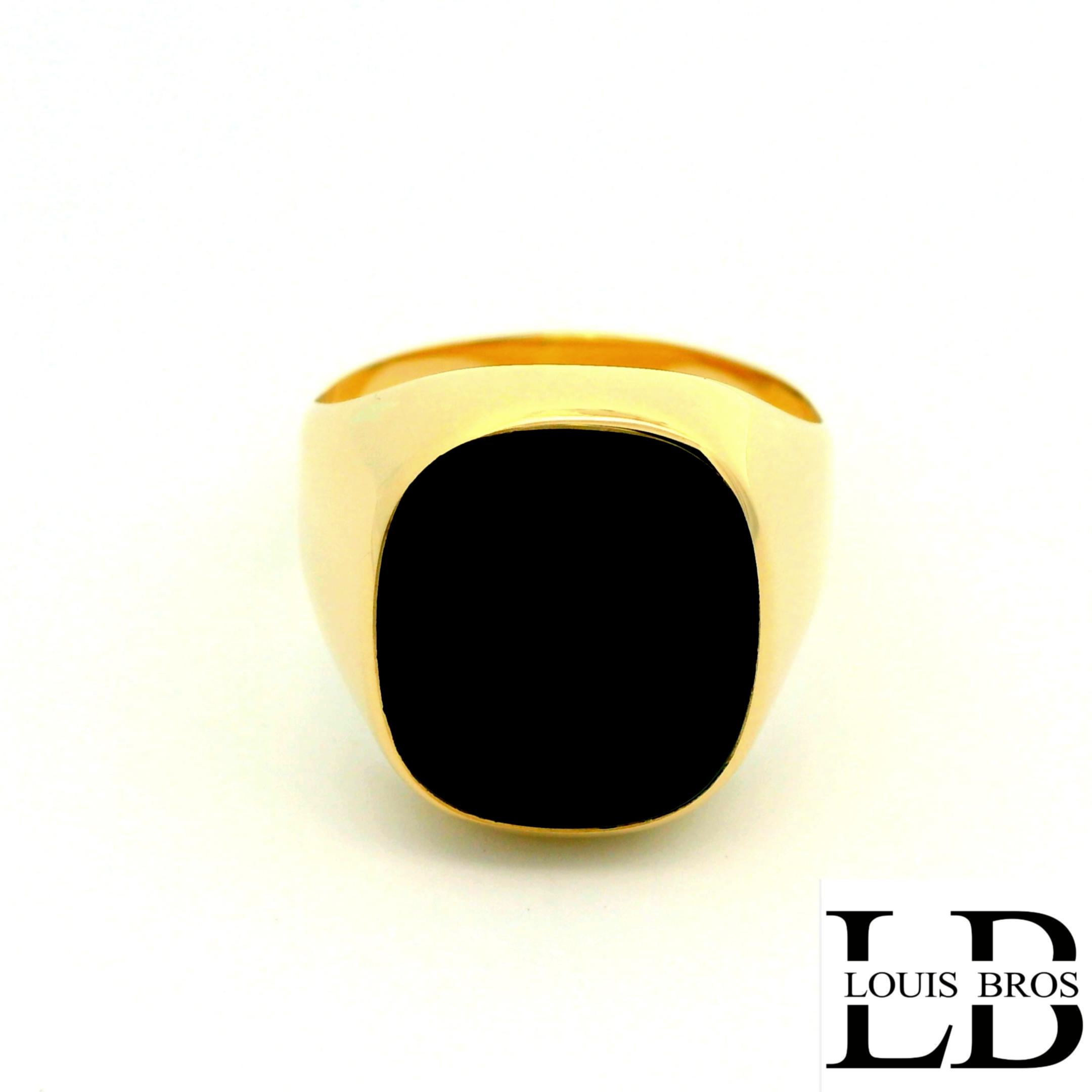 Deze klassieke heren zegelring van geelgoud (6.90 gr) straalt kracht en tijdloze elegantie uit. Centraal staat een zware, diepzwarte onyx die de ring een robuust en statig karakter geeft. Het traditionele ontwerp met strakke lijnen en een solide vormgeving benadrukt de mannelijke uitstraling van het sieraad. Dankzij het klassieke design is deze zegelring een blijvend symbool van stijl en persoonlijkheid, perfect voor dagelijks dragen of formele gelegenheden. Een karaktervolle ring voor de man die waarde hecht aan vakmanschap en traditie.
De ring is verkrijgbaar in meerdere afmetingen.