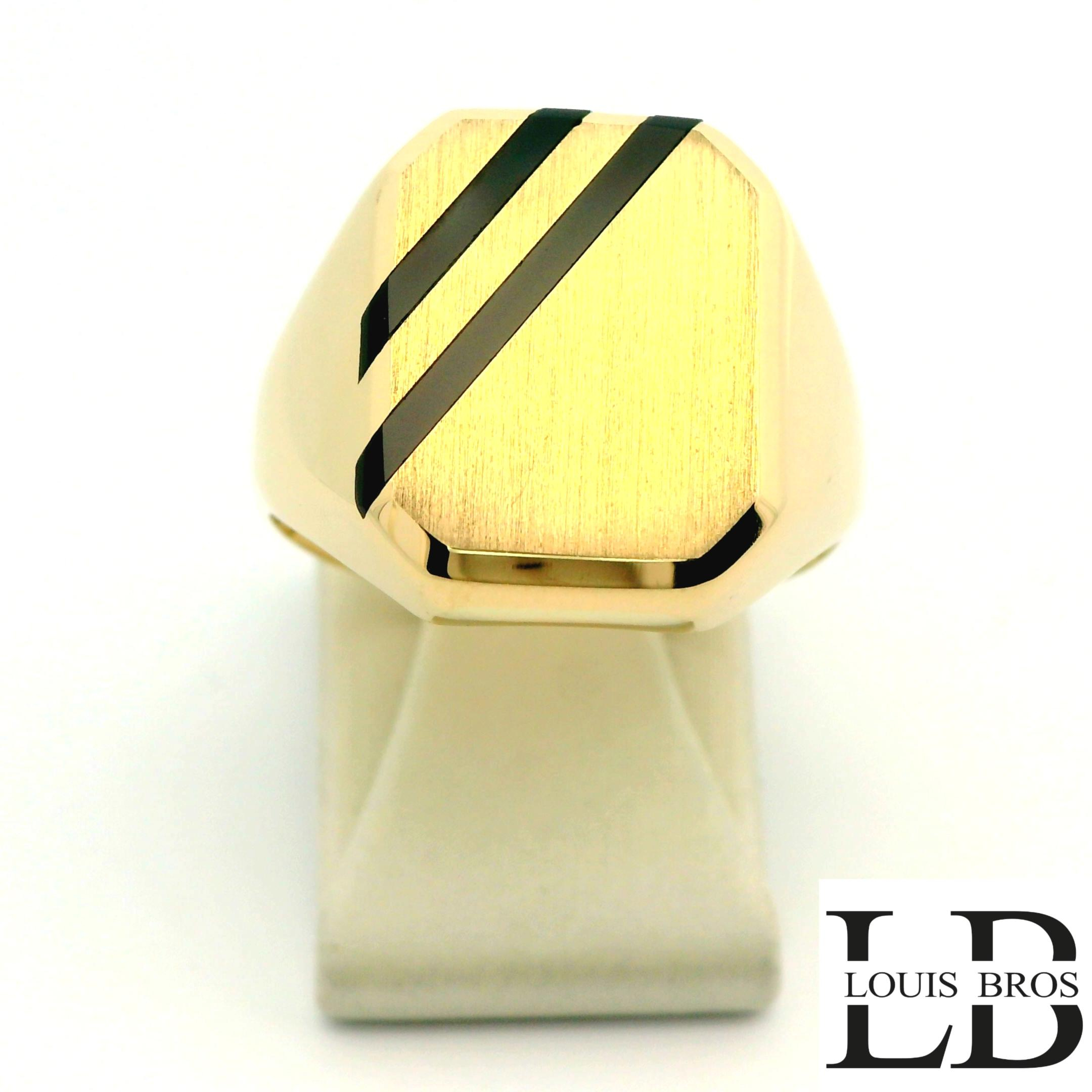 Deze heren zegelring van 14 karaat geelgoud heeft een krachtig en tijdloos ontwerp. De strak afgewerkte, mat geborstelde zegel wordt geaccentueerd door twee diagonale zwarte lijnen, die zorgen voor een modern en karaktervol contrast met het warme goud. De robuuste vorm en solide uitstraling maken deze ring tot een echte klassieker met een eigentijdse twist. Perfect voor dagelijks dragen of als stijlvol statement bij formele gelegenheden. Een zegelring voor de man die houdt van klasse, eenvoud en vakmanschap.
De ring is verkrijgbaar in meerdere afmetingen.