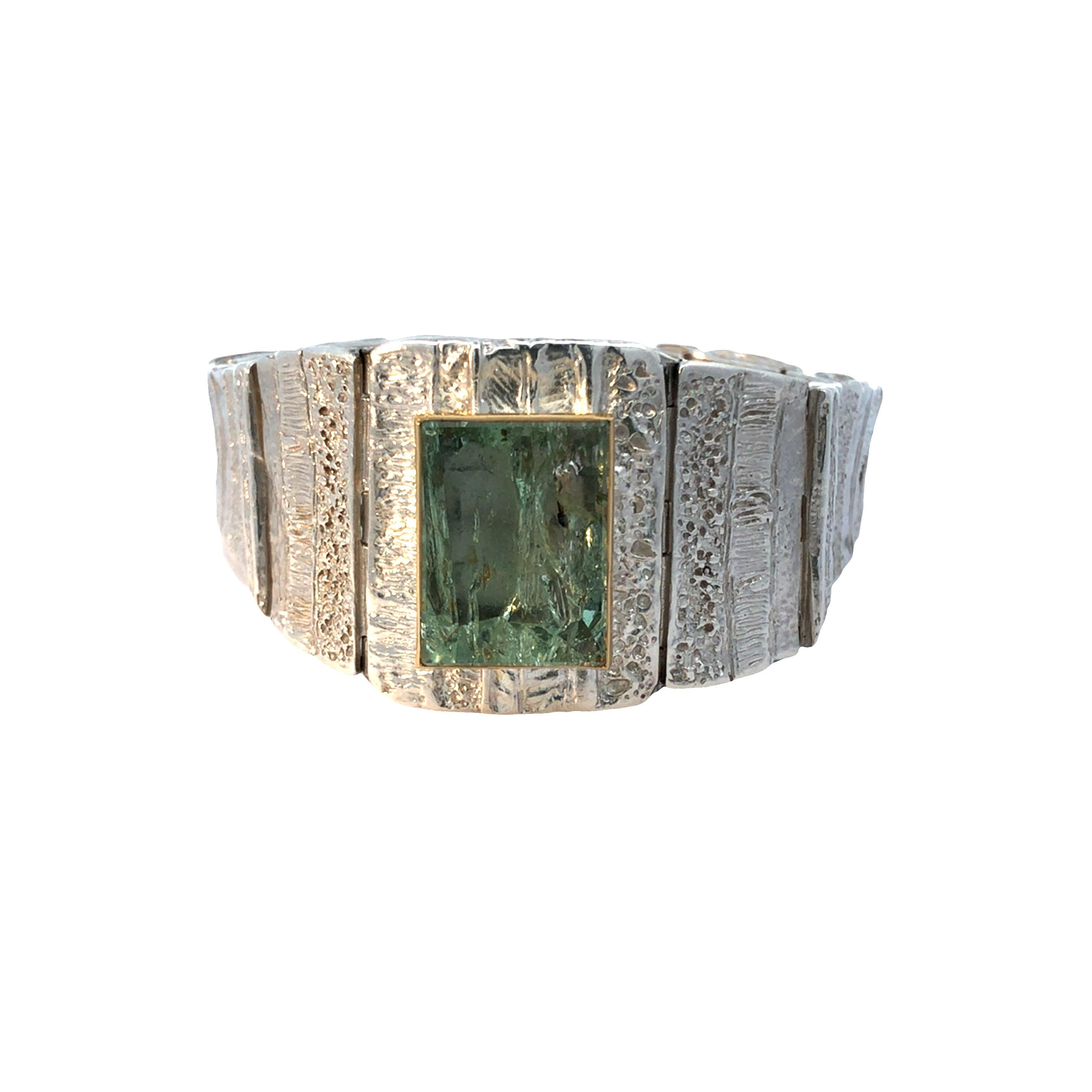 Der Armband Ag/Au, mit Beryll 17,37 ct., ist ein elegantes Schmuckst&uuml;ck ohne Markenangabe. Aus hochwertigen Materialien Silber (Ag) und Gold (Au) gefertigt, geh&ouml;rt er zur Kategorie Schmuck und ist als Armband klassifiziert. Tragen Sie es stilvoll zu formellen Anl&auml;ssen oder als raffiniertes Accessoire im Alltag. Ein Must-Have f&uuml;r jeden Schmuckliebhaber.