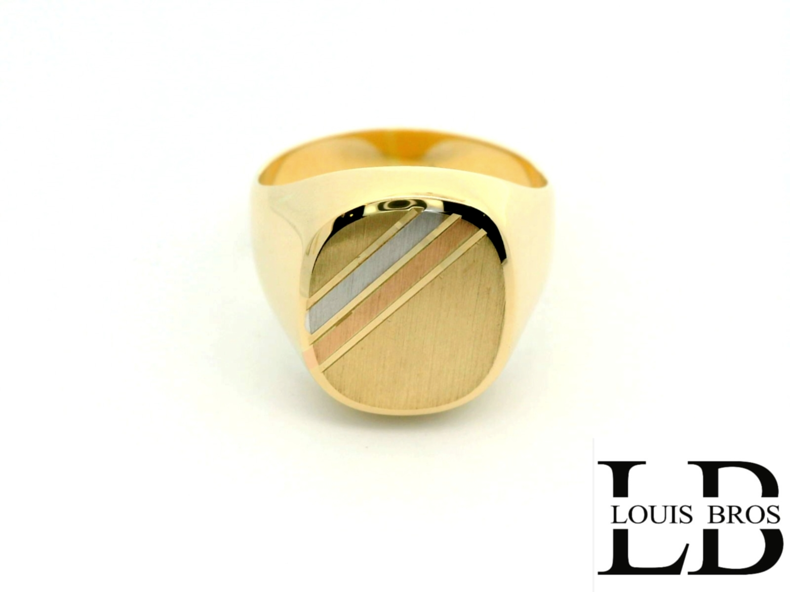 Deze elegante heren zegelring van 14 karaat goud (7.13 gr) combineert klassiek design met een verfijnd, modern accent. De mat geborstelde zegel wordt verrijkt met subtiele diagonale lijnen in tricolor goudtinten, die zorgen voor een uniek en luxueus contrast. De harmonieuze combinatie van geel-, wit- en ros&eacute;goud geeft de ring diepte en karakter, terwijl de solide vorm een krachtige en mannelijke uitstraling behoudt. Een tijdloze zegelring die vakmanschap en stijl perfect samenbrengt, ideaal voor dagelijks gebruik of als bijzonder statement bij formele gelegenheden.
De ring is verkrijgbaar in meerdere afmetingen.