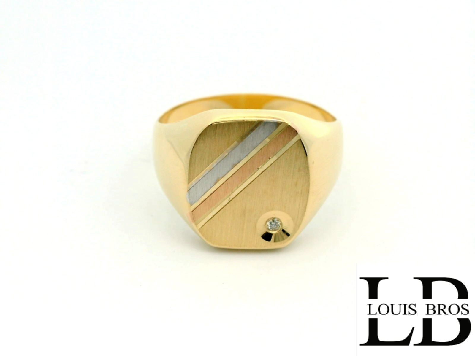 Deze elegante heren zegelring van 14 karaat goud (5.82 gr) combineert klassiek design met een verfijnd, modern accent. De mat geborstelde zegel wordt verrijkt met subtiele diagonale lijnen in tricolor goudtinten, die zorgen voor een uniek en luxueus contrast. Een fijn gezet diamantje voegt een subtiele, exclusieve schittering toe en benadrukt het hoogwaardige karakter van de ring. De harmonieuze combinatie van geel-, wit- en ros&eacute;goud geeft de ring extra diepte en karakter, terwijl de solide vorm een krachtige en mannelijke uitstraling behoudt. Een tijdloze zegelring die vakmanschap en stijl perfect samenbrengt, ideaal voor dagelijks gebruik of als bijzonder statement bij formele gelegenheden.
De ring is verkrijgbaar in meerdere afmetingen.
