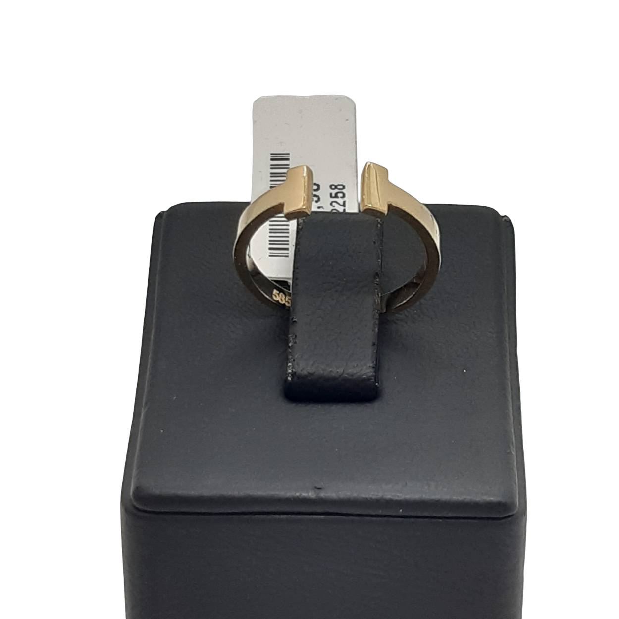 Deze prachtige gouden ring met modelnummer BREA-0002009 is vervaardigd van 14-karaats goud en straalt een glanzende gouden kleur uit. Geschikt voor maat 53, past perfect om de vinger. Draag het als een statement stuk solo of combineer het met andere ringen voor een gelaagde look. Onmisbaar voor elke sieradenliefhebber!