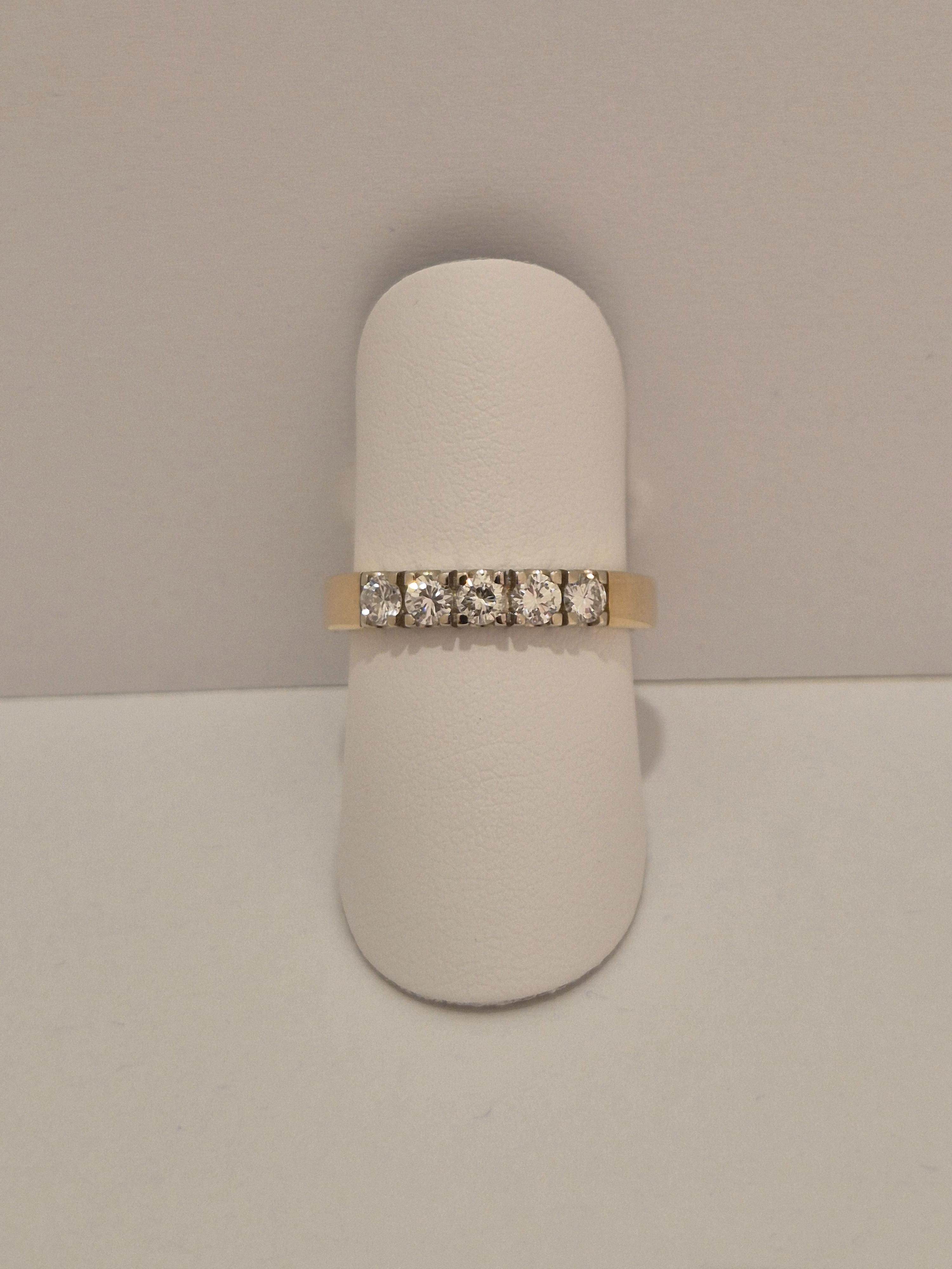 Deze 14 karaat geelgouden alliance ring, is voorzien van vijf briljant geslepen diamanten van elk 0,10ct. Draag deze verfijnde ring als een op zichzelf staande blikvanger of combineer met andere goudkleurige sieraden voor een stijlvolle, elegante look.