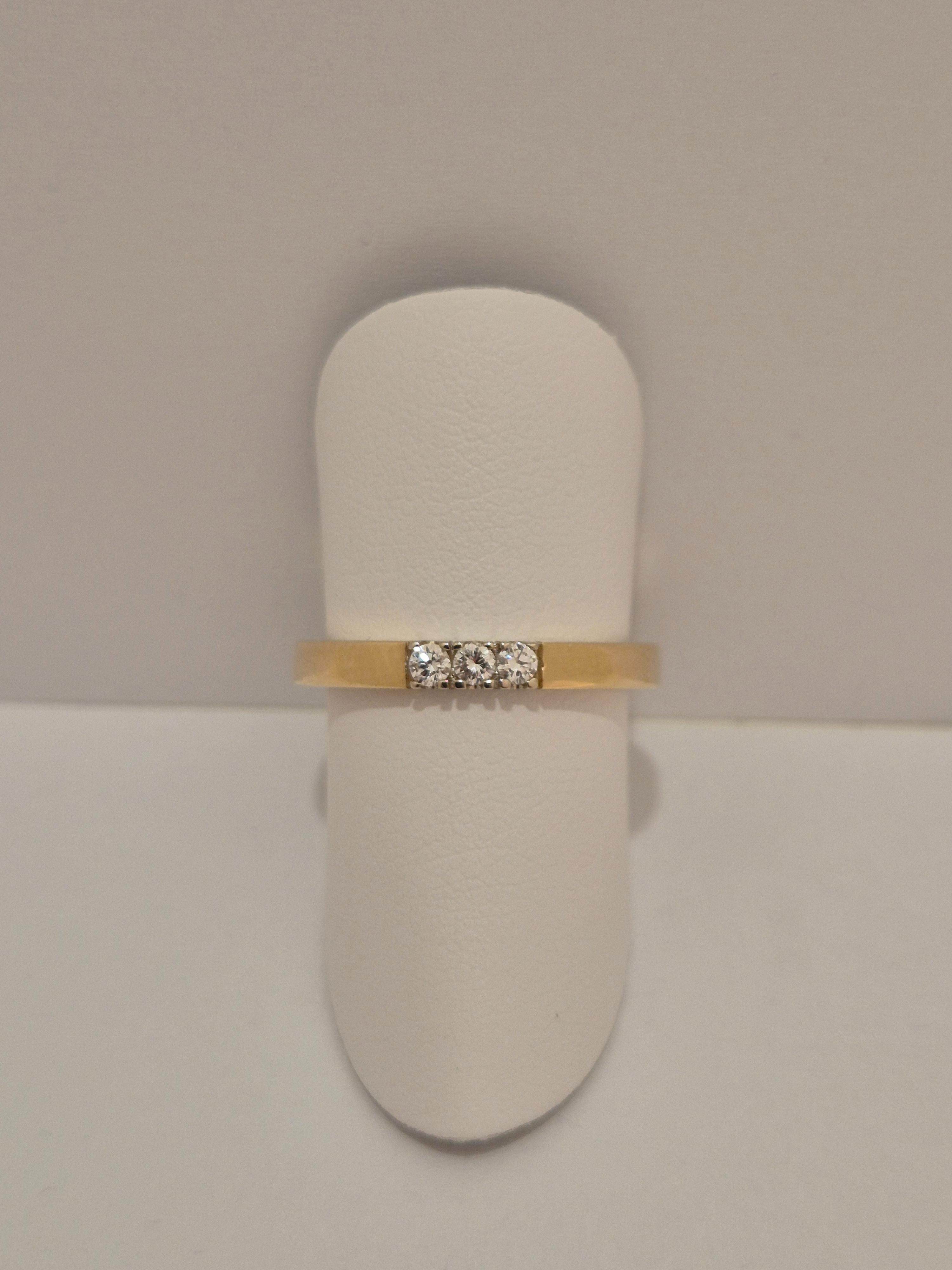De 14krt geelgouden alliance ring met witgouden zetting beschikt over drie briljante diamanten van elk 0,03ct met VVS-zuiverheid. Deze gouden ring in maat 56 straalt elegantie uit. Perfect om dagelijks te dragen of bij speciale gelegenheden. Combineer met andere gouden sieraden voor een complete, verfijnde look. Echt een must-have!