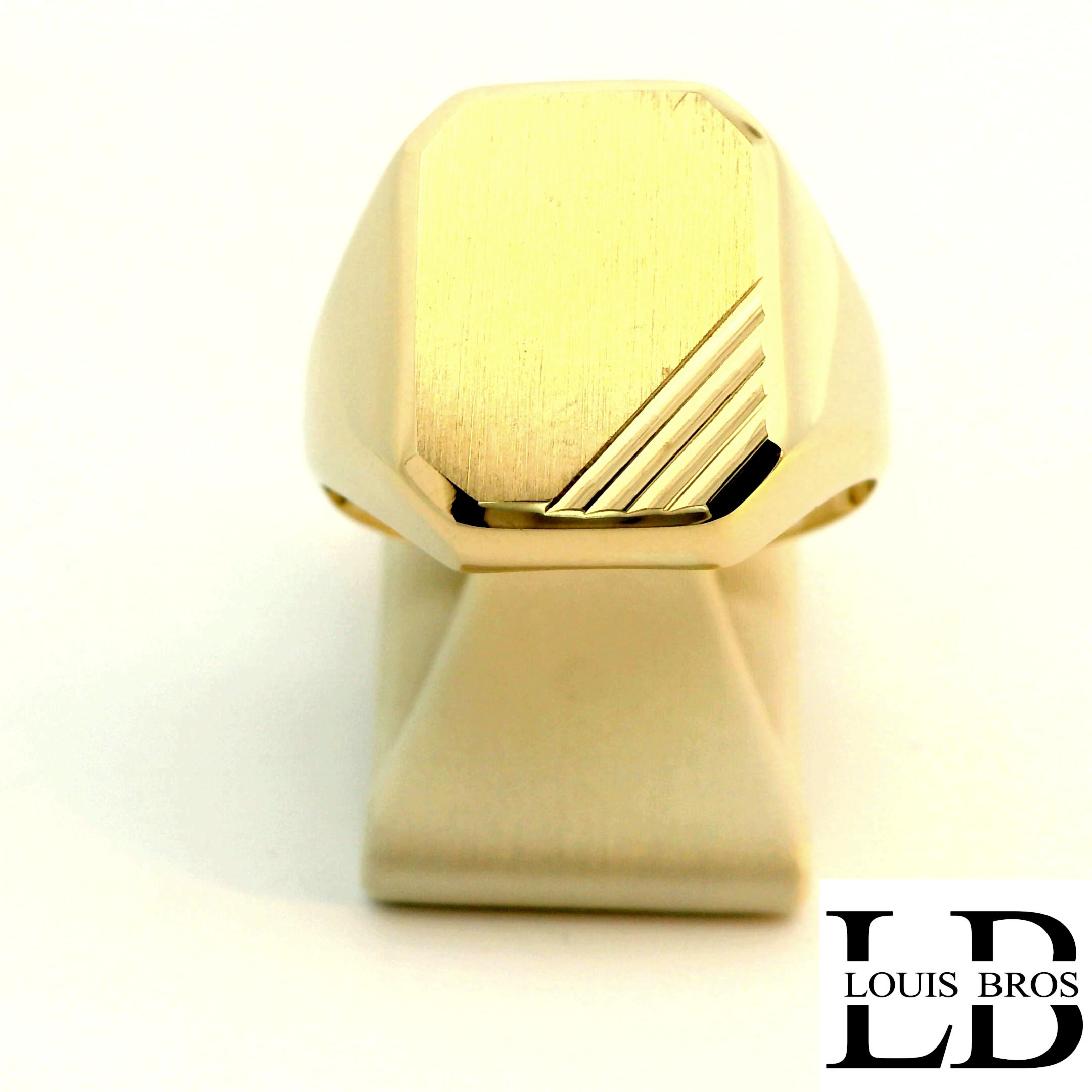 Deze heren zegelring van 14 karaat geelgoud (5.75 gr) heeft een krachtig en tijdloos ontwerp. De bovenkant van de ring is strak en mat geborsteld afgewerkt, wat zorgt voor een elegante en ingetogen uitstraling. Subtiele, schuin geplaatste lijnen aan de zijkant van de zegel geven de ring extra diepte en karakter, zonder het klassieke ontwerp te doorbreken. De solide vorm en comfortabele pasvorm maken deze ring uitermate geschikt voor dagelijks gebruik. Een klassieke zegelring voor de man die houdt van eenvoud, kwaliteit en vakmanschap.
De ring is verkrijgbaar in meerdere afmetingen.