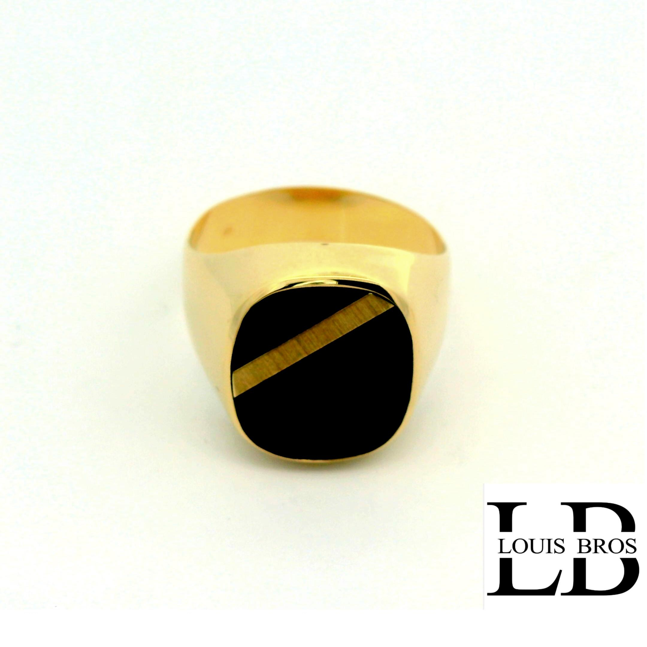 Deze klassieke heren zegelring van geelgoud (6.78 gr) straalt kracht en tijdloze elegantie uit. Centraal staat een zware, diepzwarte onyx die de ring een robuust en statig karakter geeft. Het traditionele ontwerp met strakke lijnen en een solide vormgeving benadrukt de mannelijke uitstraling van het sieraad. Dankzij het klassieke design is deze zegelring een blijvend symbool van stijl en persoonlijkheid, perfect voor dagelijks dragen of formele gelegenheden. Een karaktervolle ring voor de man die waarde hecht aan vakmanschap en traditie.
De ring is verkrijgbaar in meerdere afmetingen.